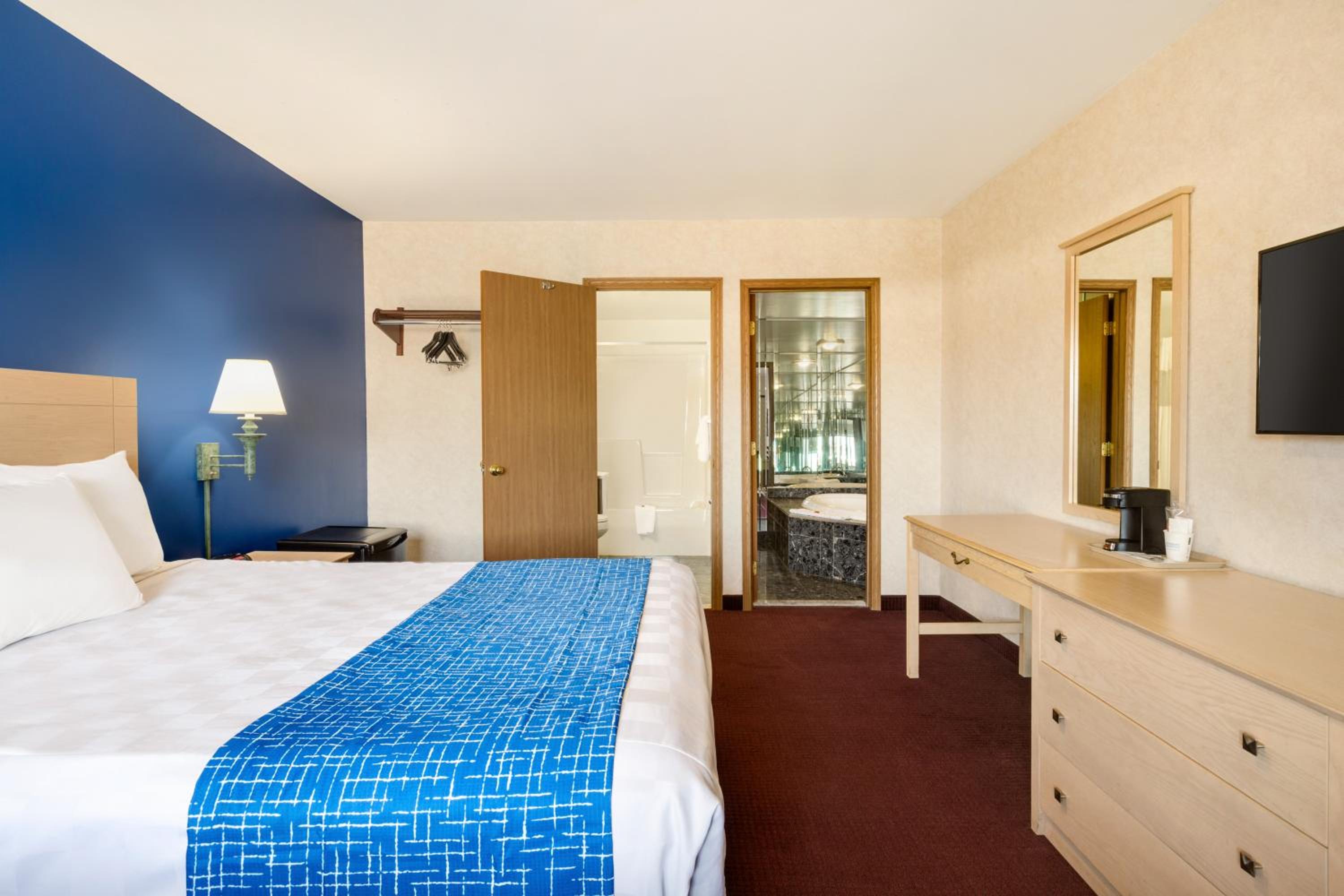 Queen Suite with Jacuzzi - Non-Smoking - Photo 1
