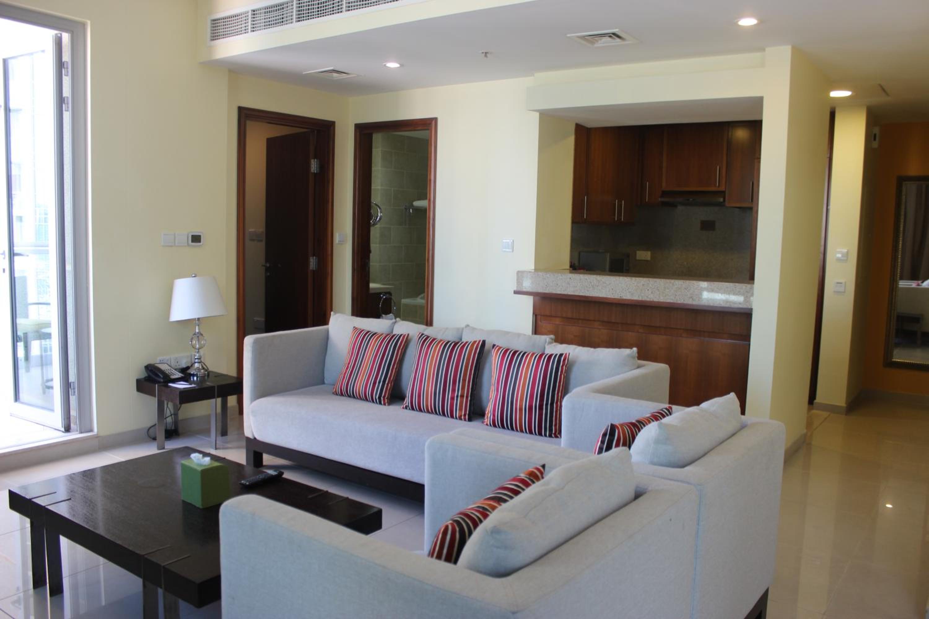 1 Bedroom, Balcony King, Fountain View, Smoking - Photo 4