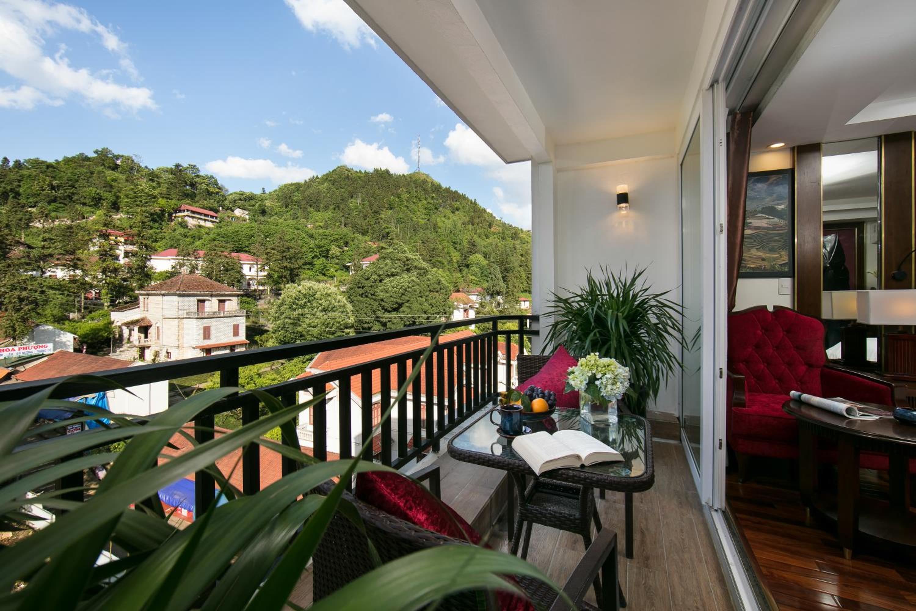 Deluxe Room with Balcony - Photo 6