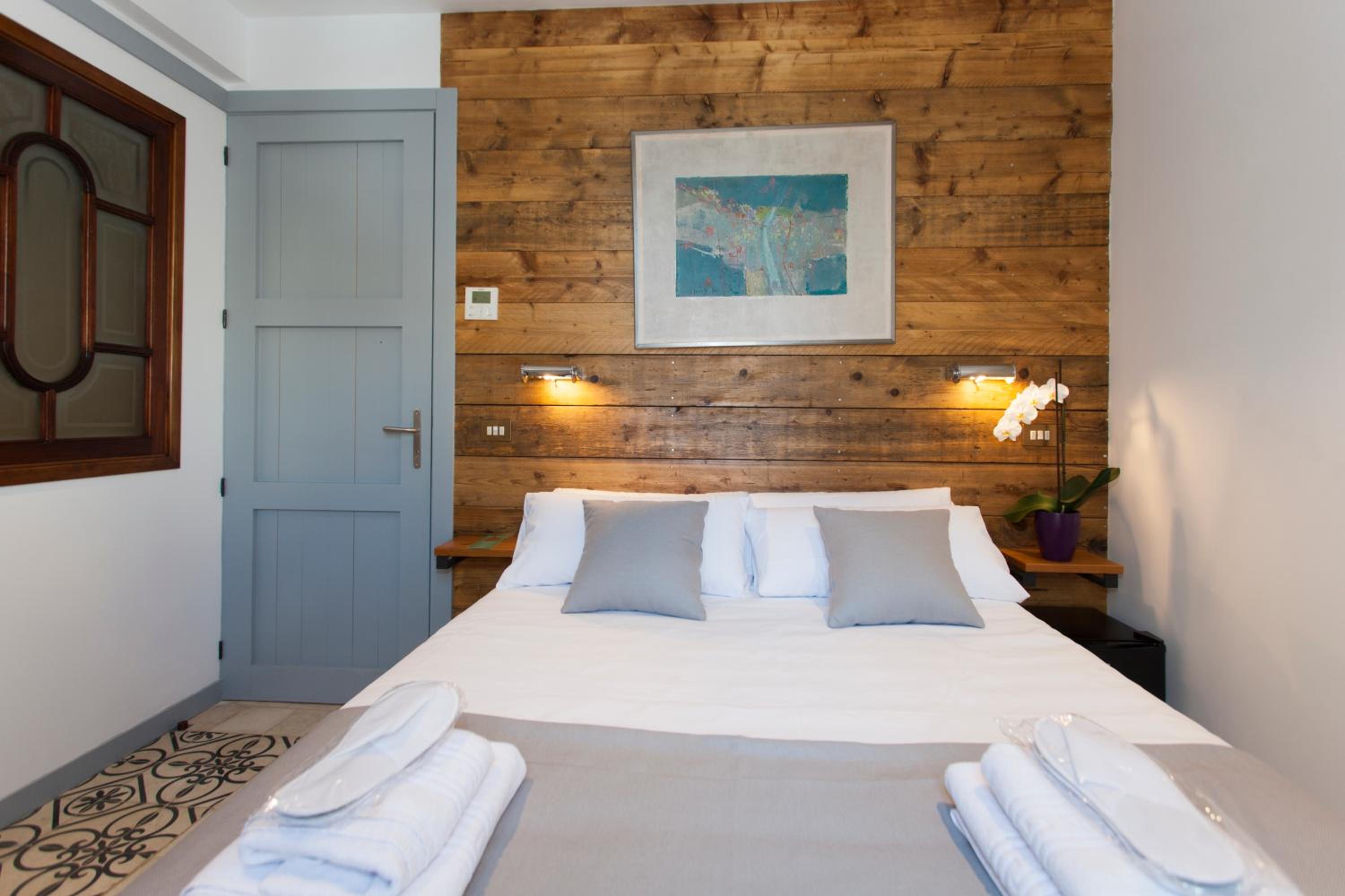 Standard Double Room - Photo 12