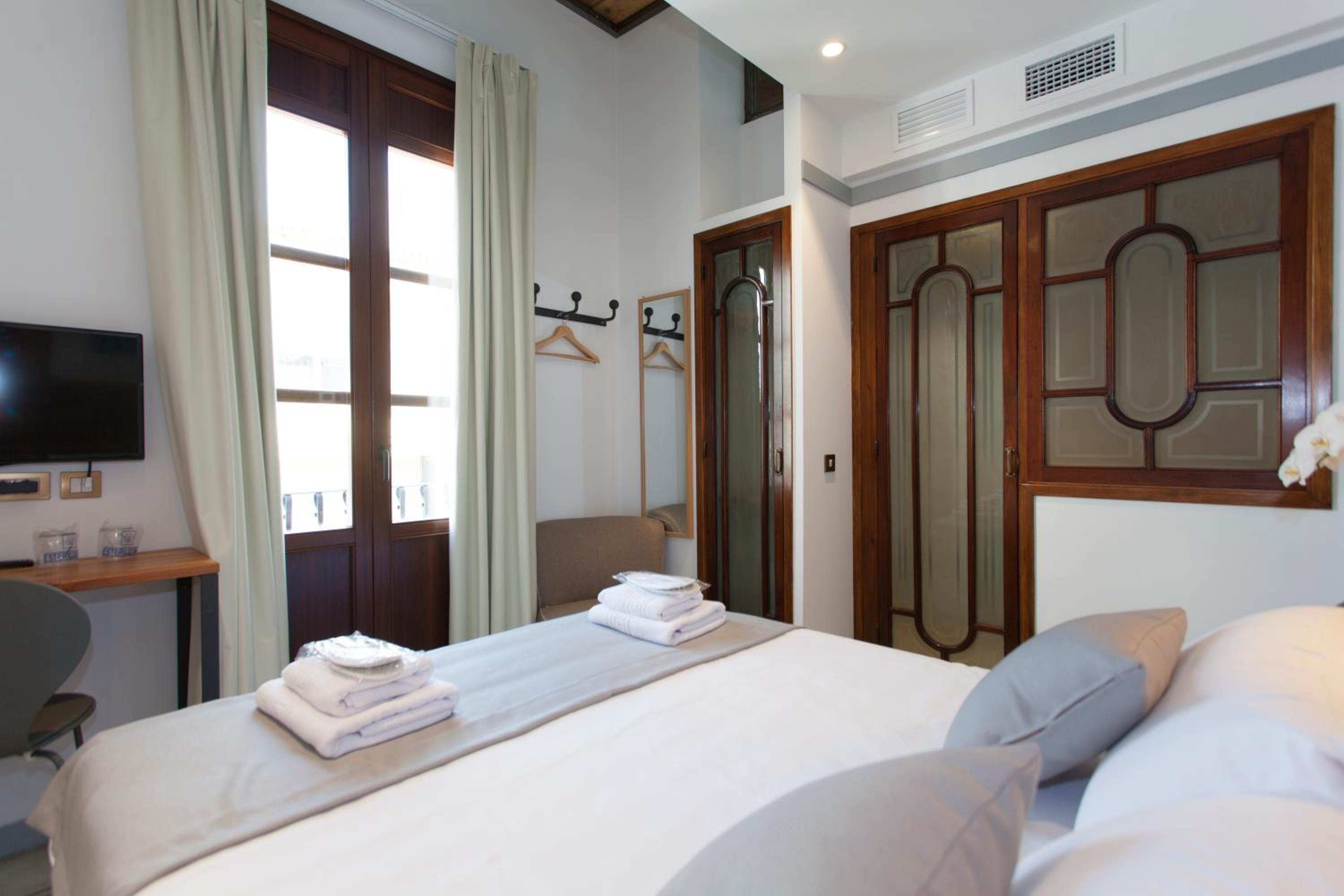 Standard Double Room - Photo 10