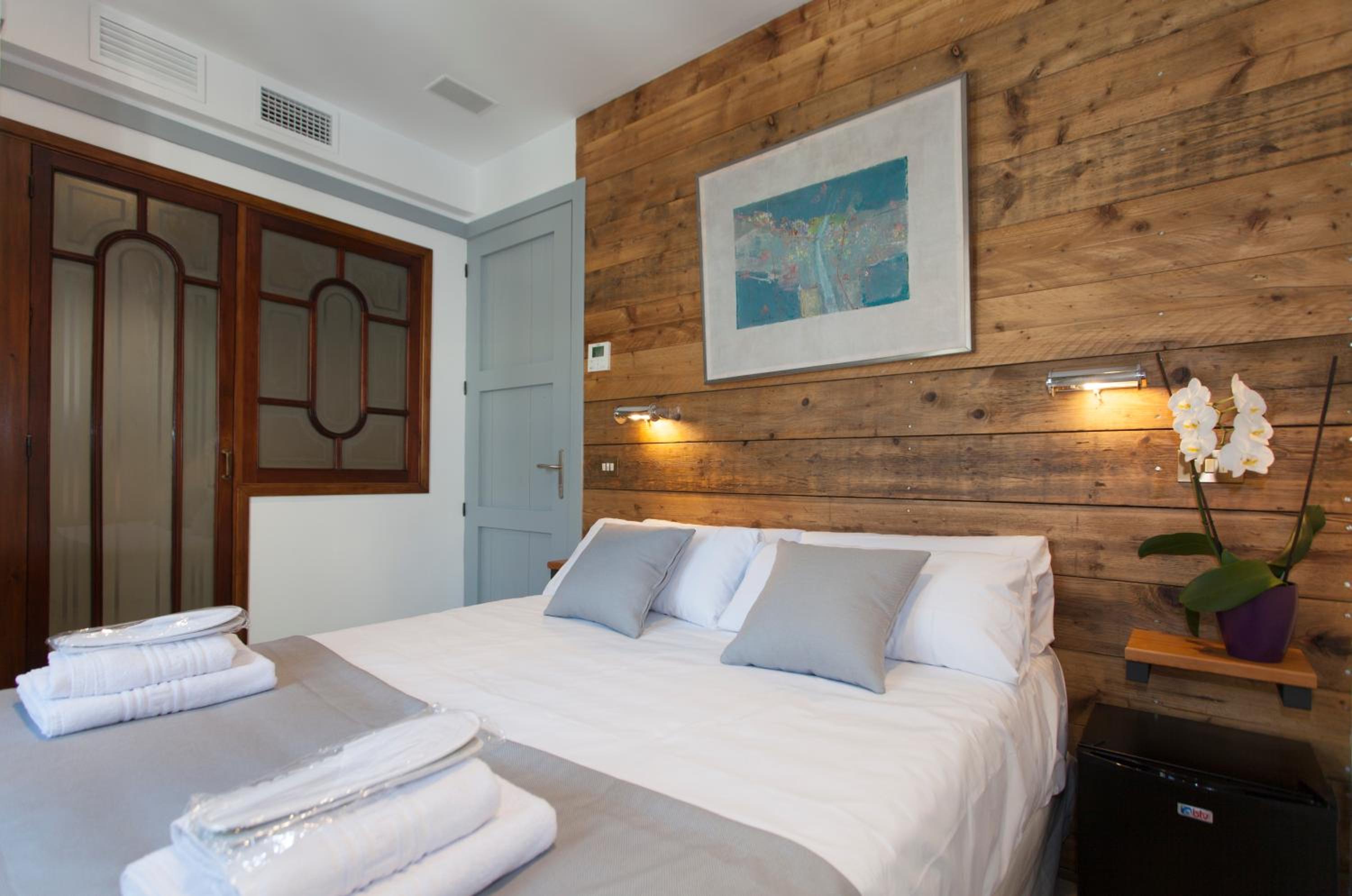 Standard Double Room - Photo 8