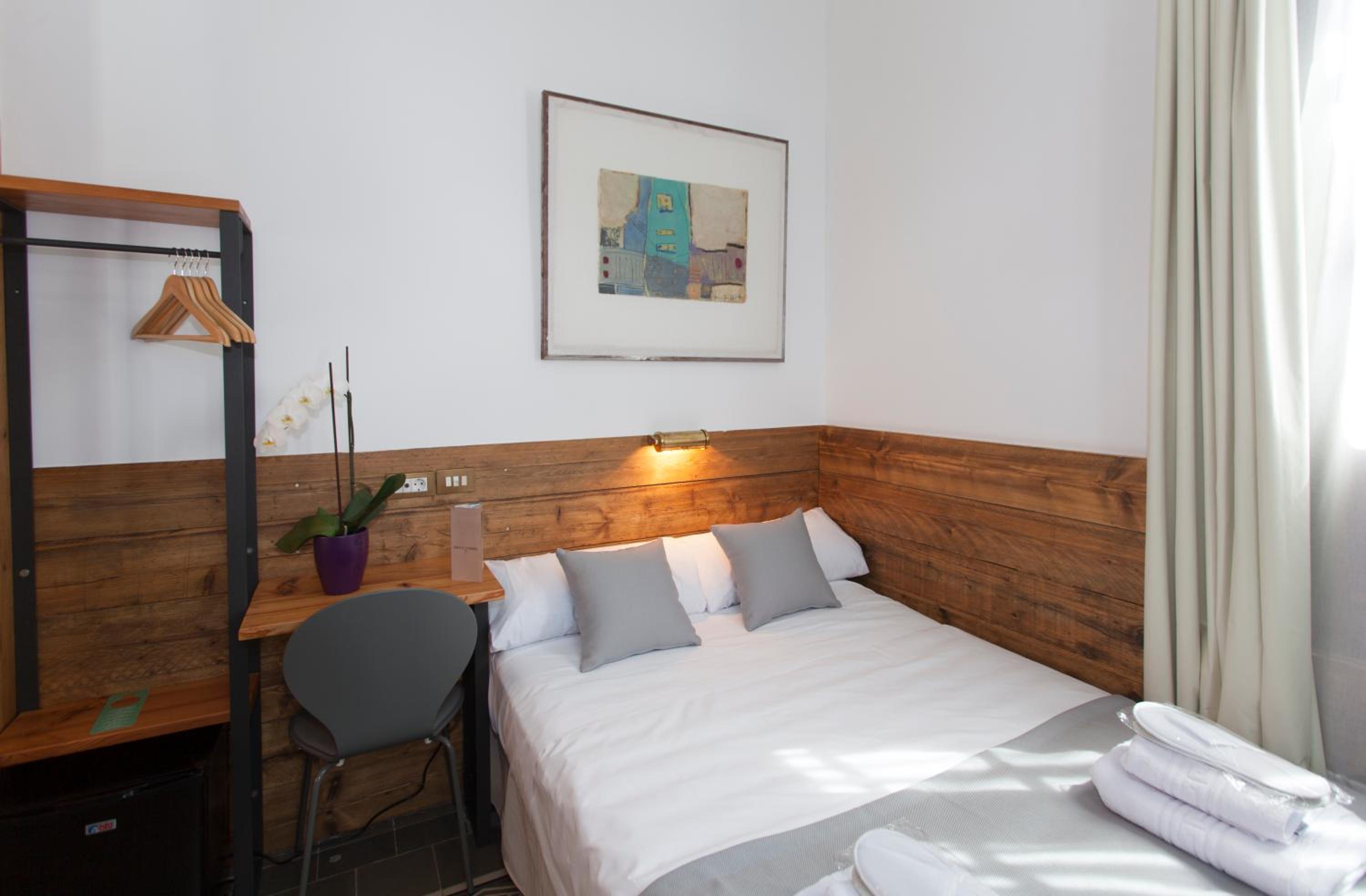 Small Double Room - Photo 10