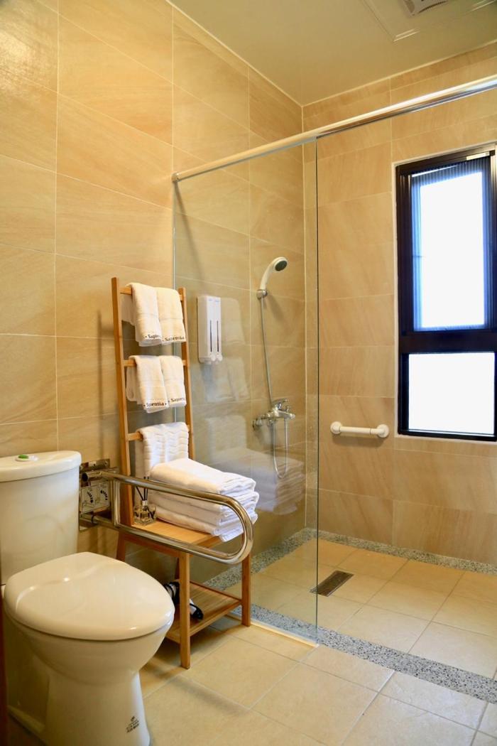 Quadruple Room - Disability Access photo 2
