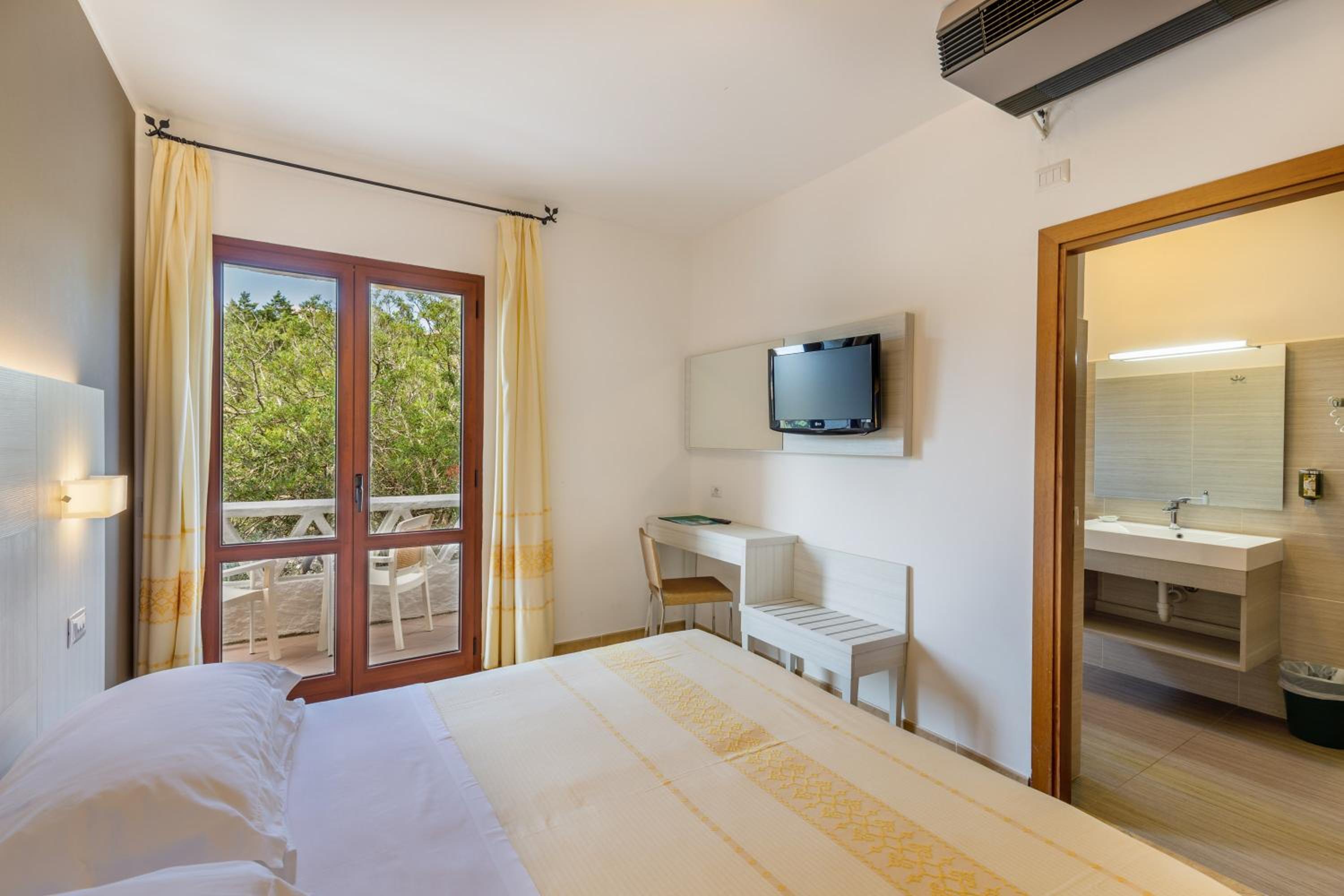 Standard Double or Twin Room photo 3