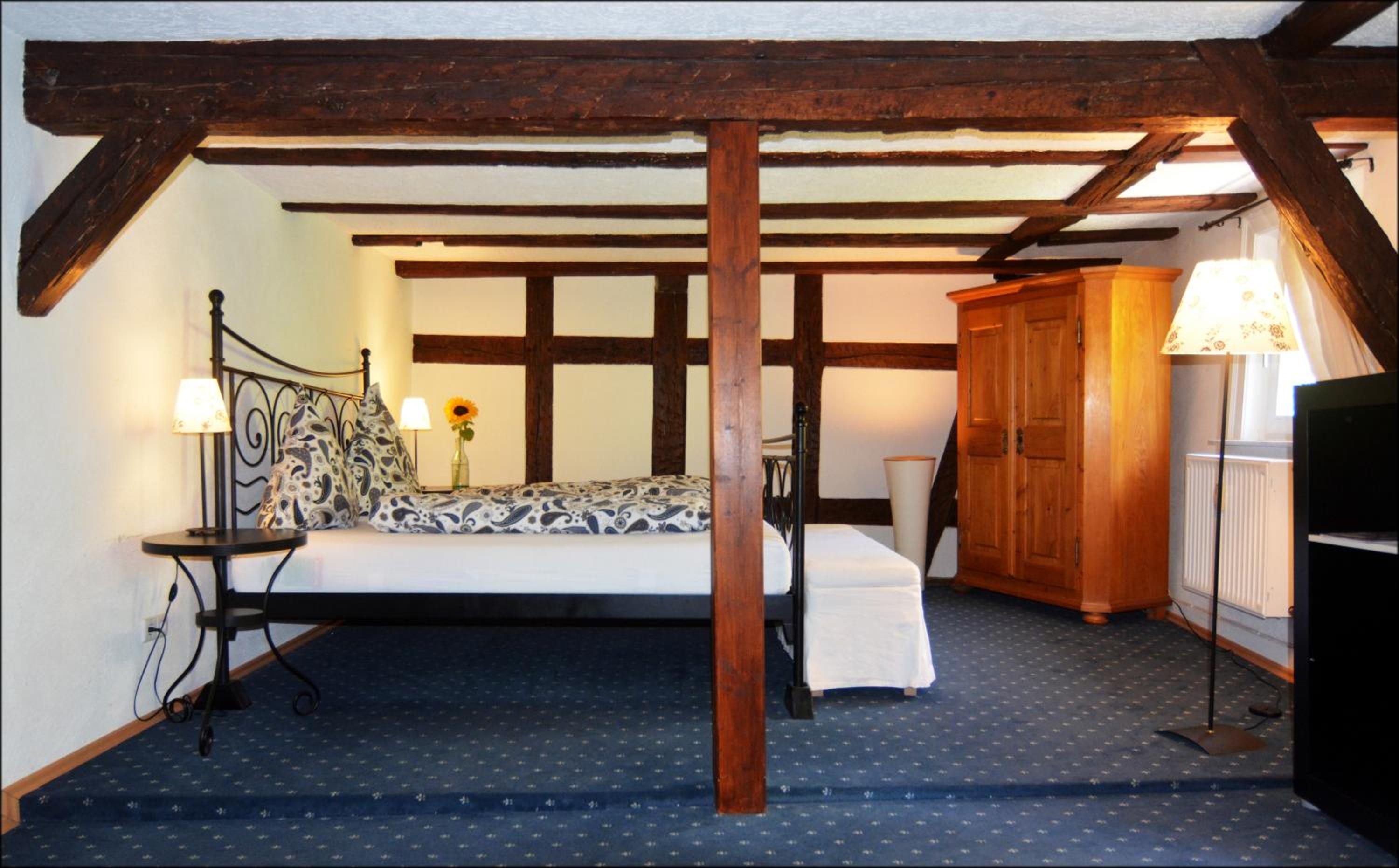Large Double Room - Photo 5