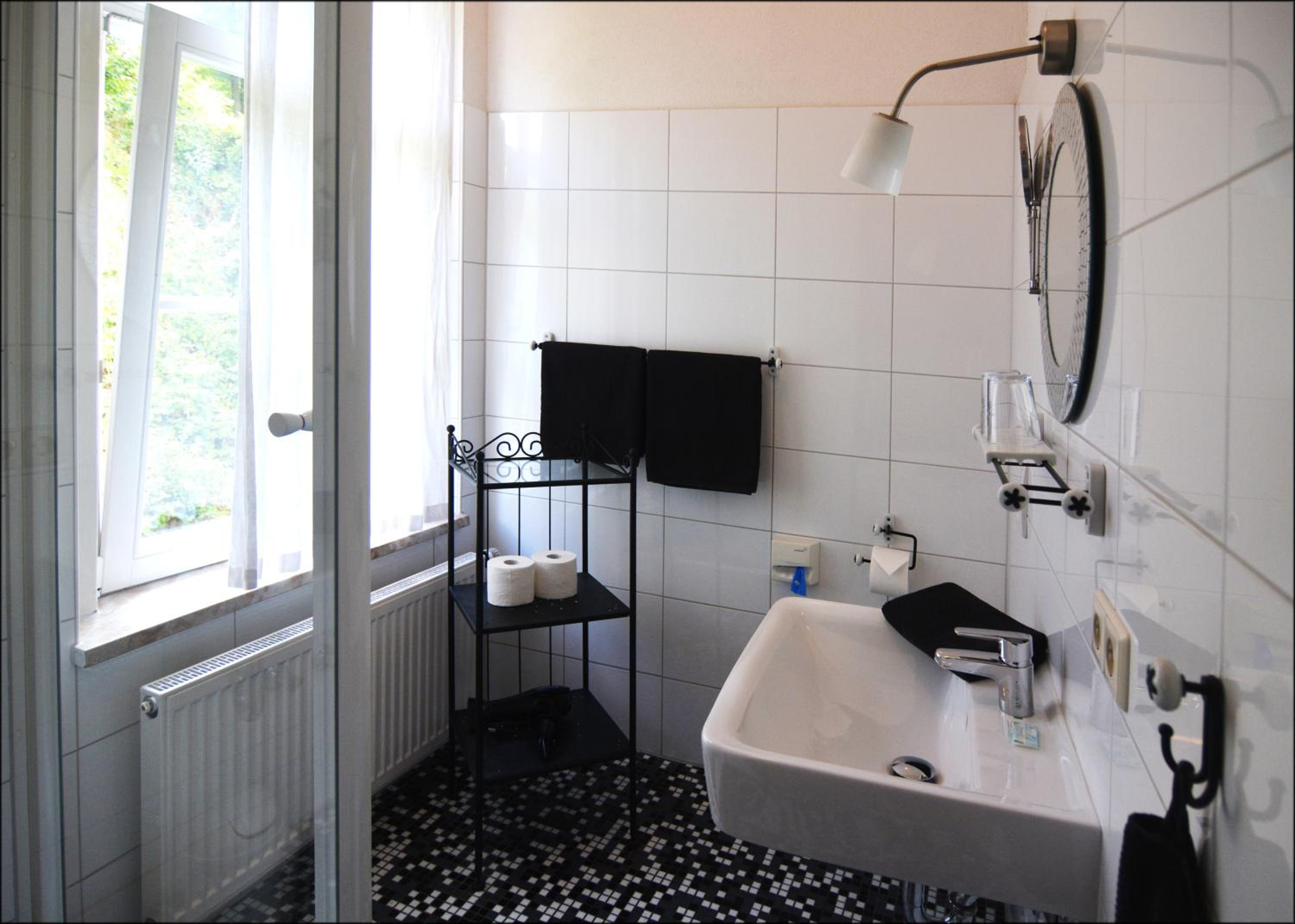 Large Double Room - Photo 4