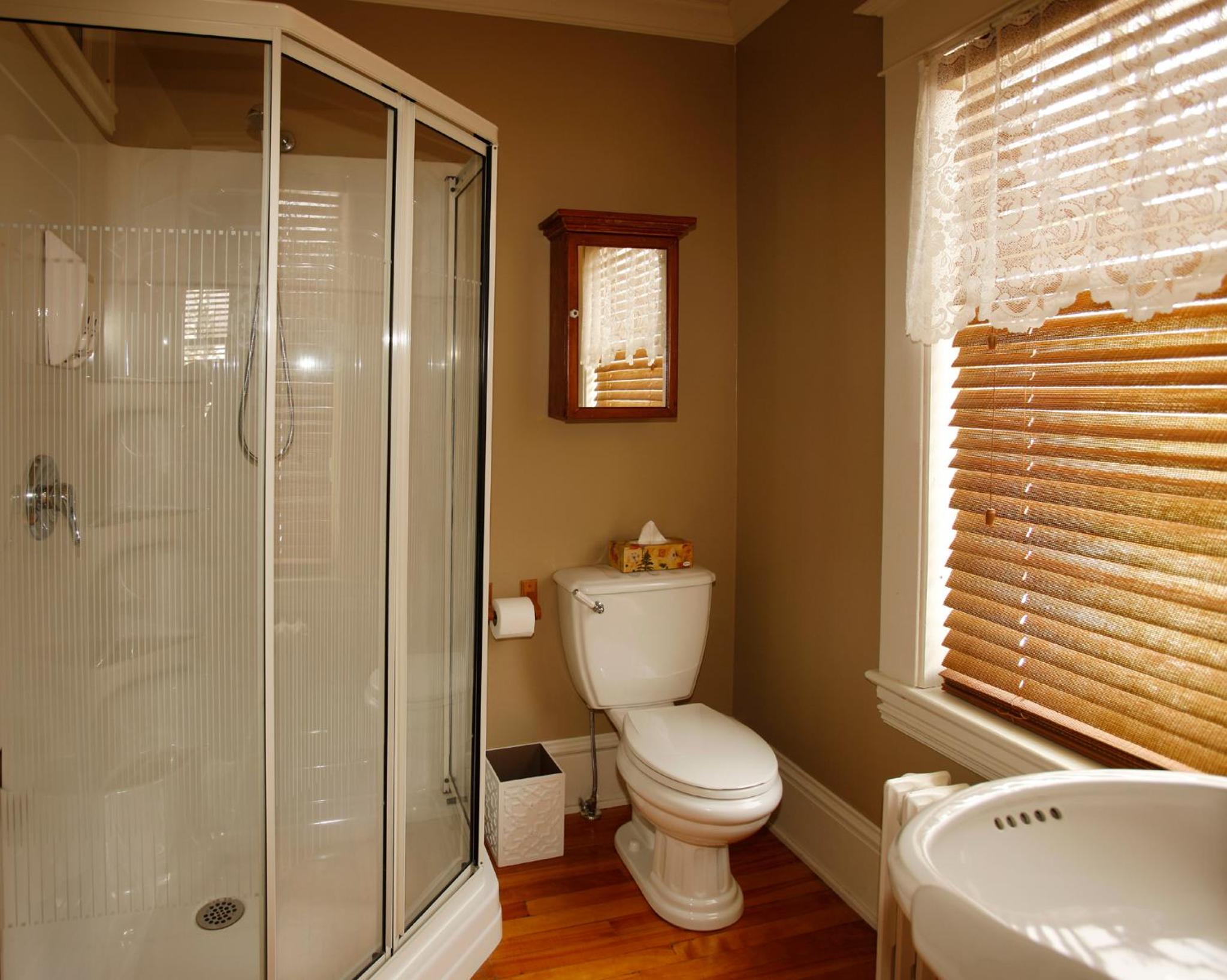Queen Room with shower photo 3