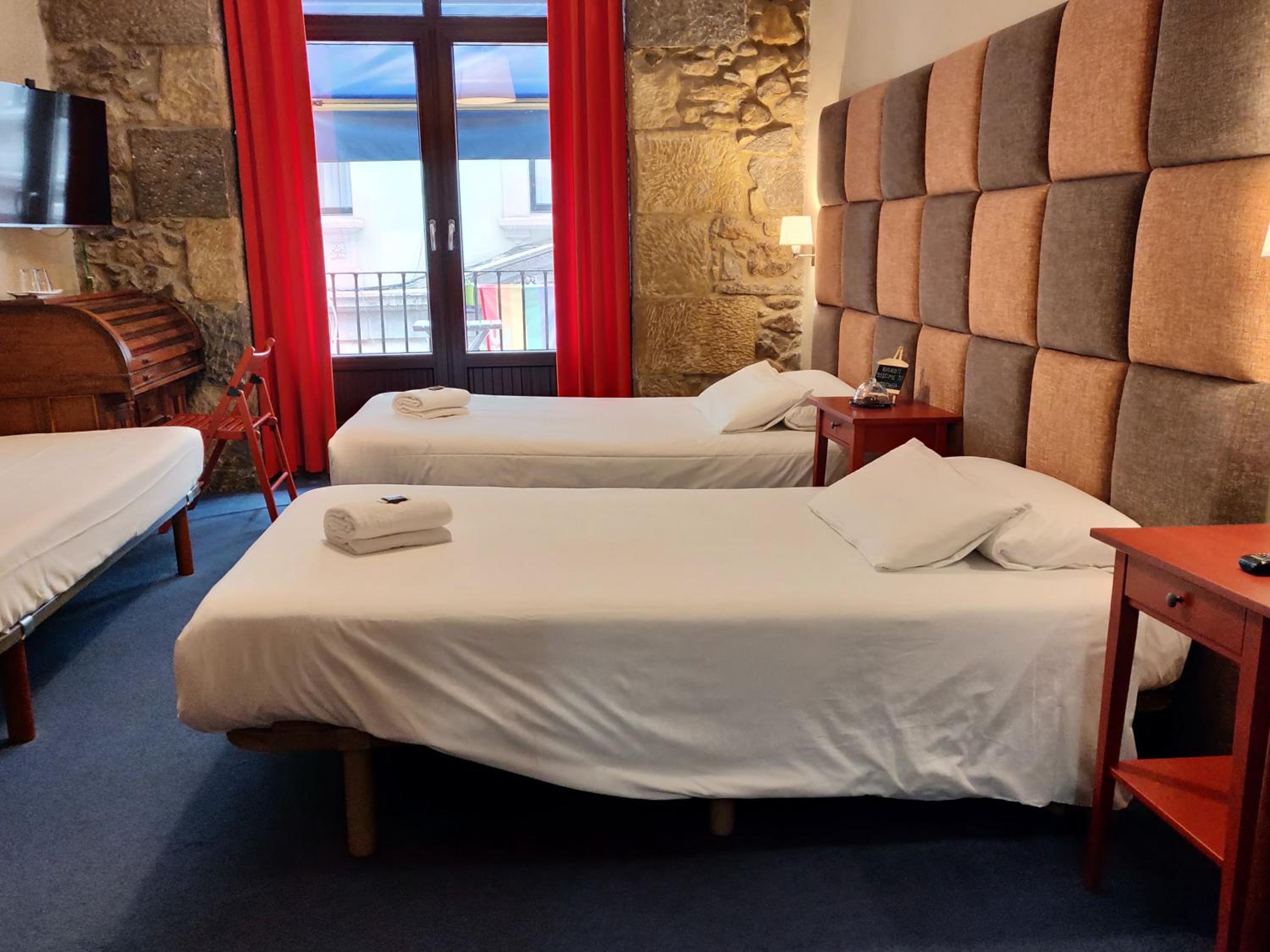 Twin Room - Photo 6