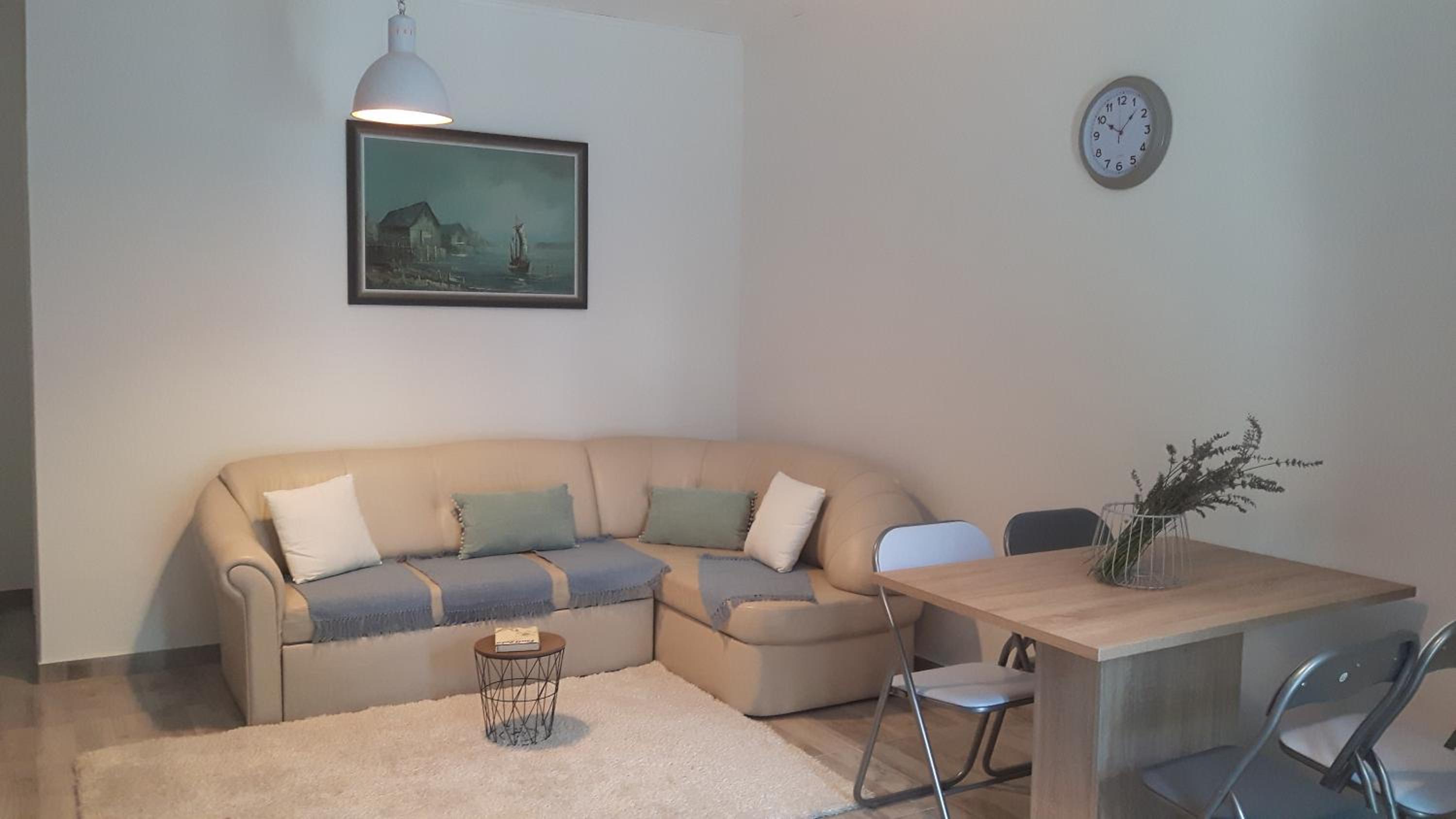One-Bedroom Apartment - Photo 8