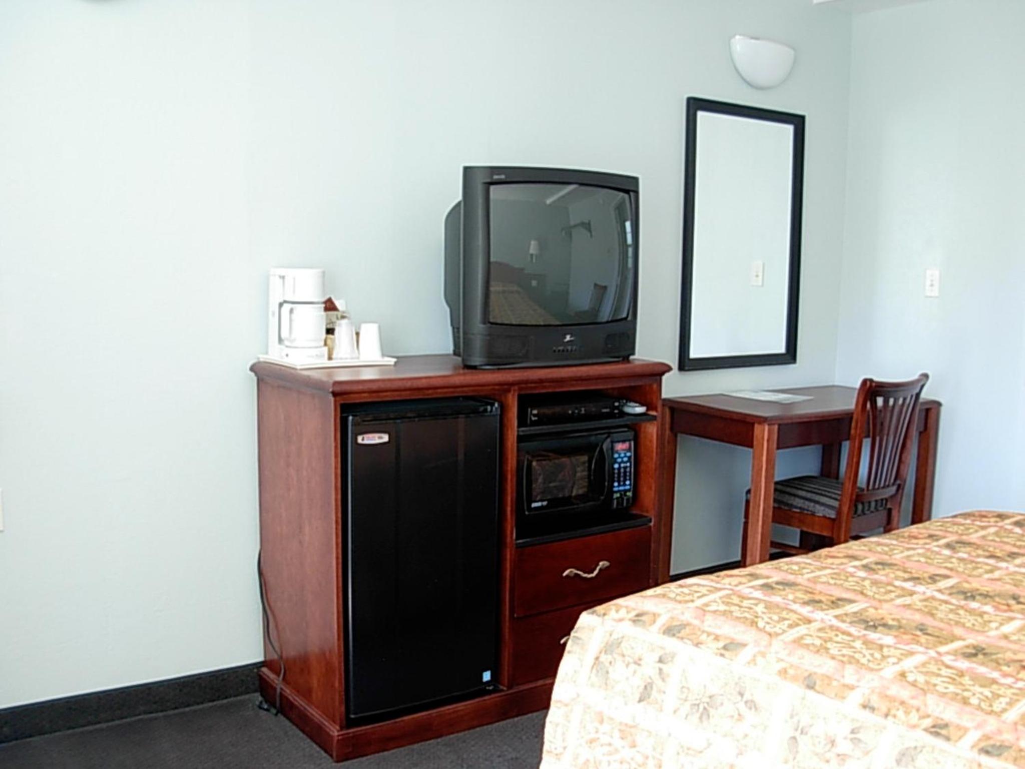 Queen Room - Non-Smoking photo 3