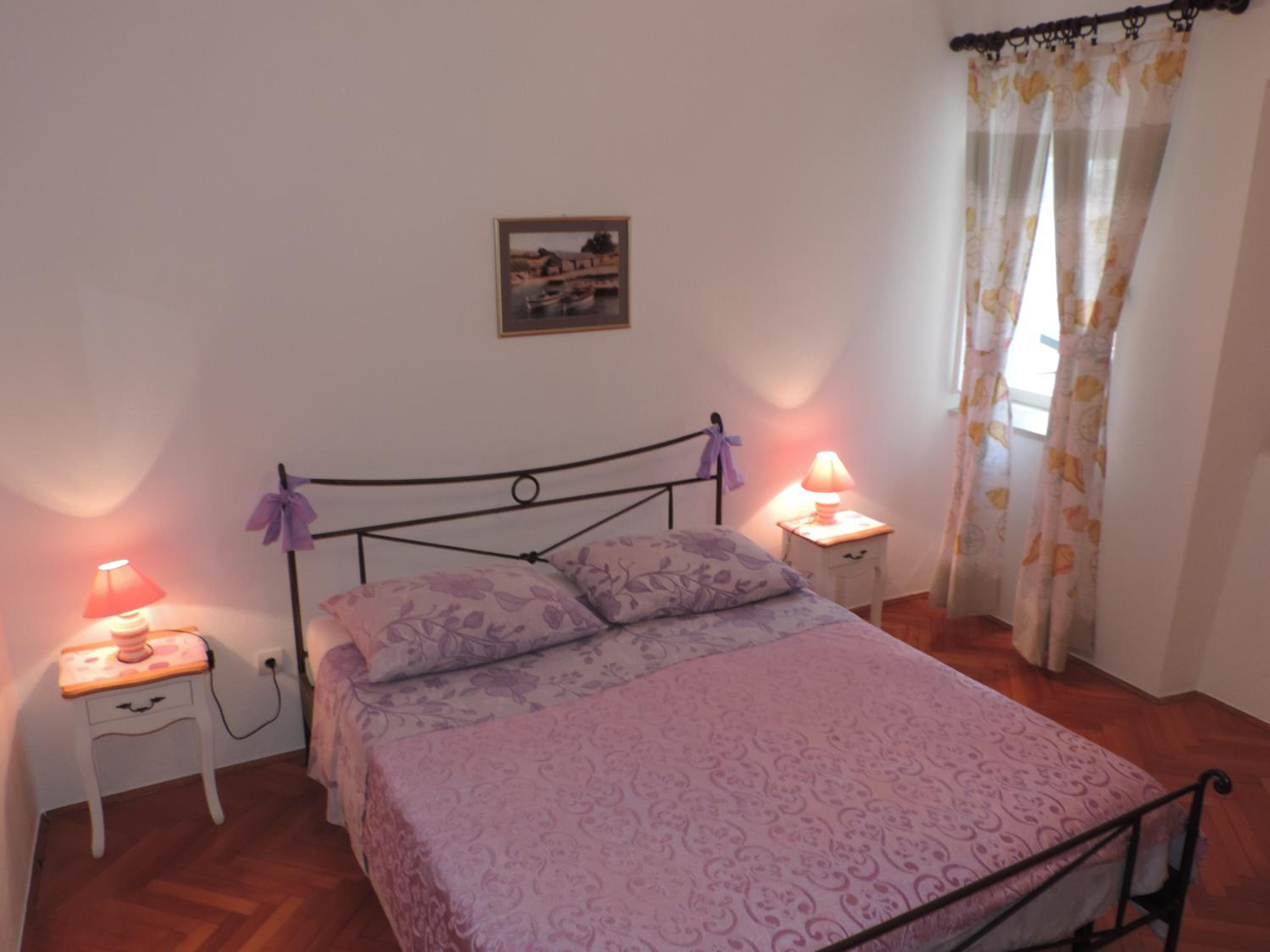 One-Bedroom Apartment - Photo 2