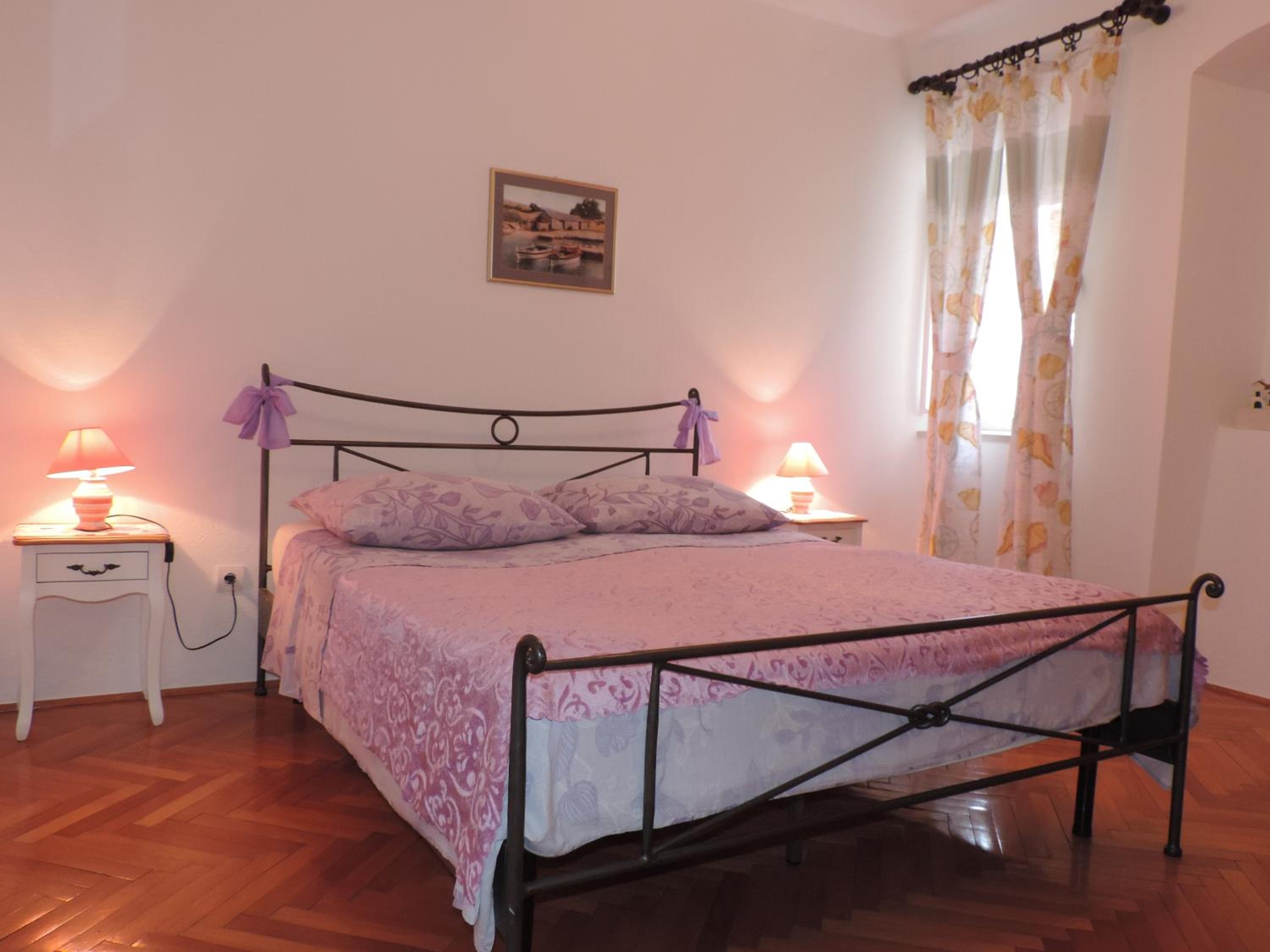 One-Bedroom Apartment - Photo 1