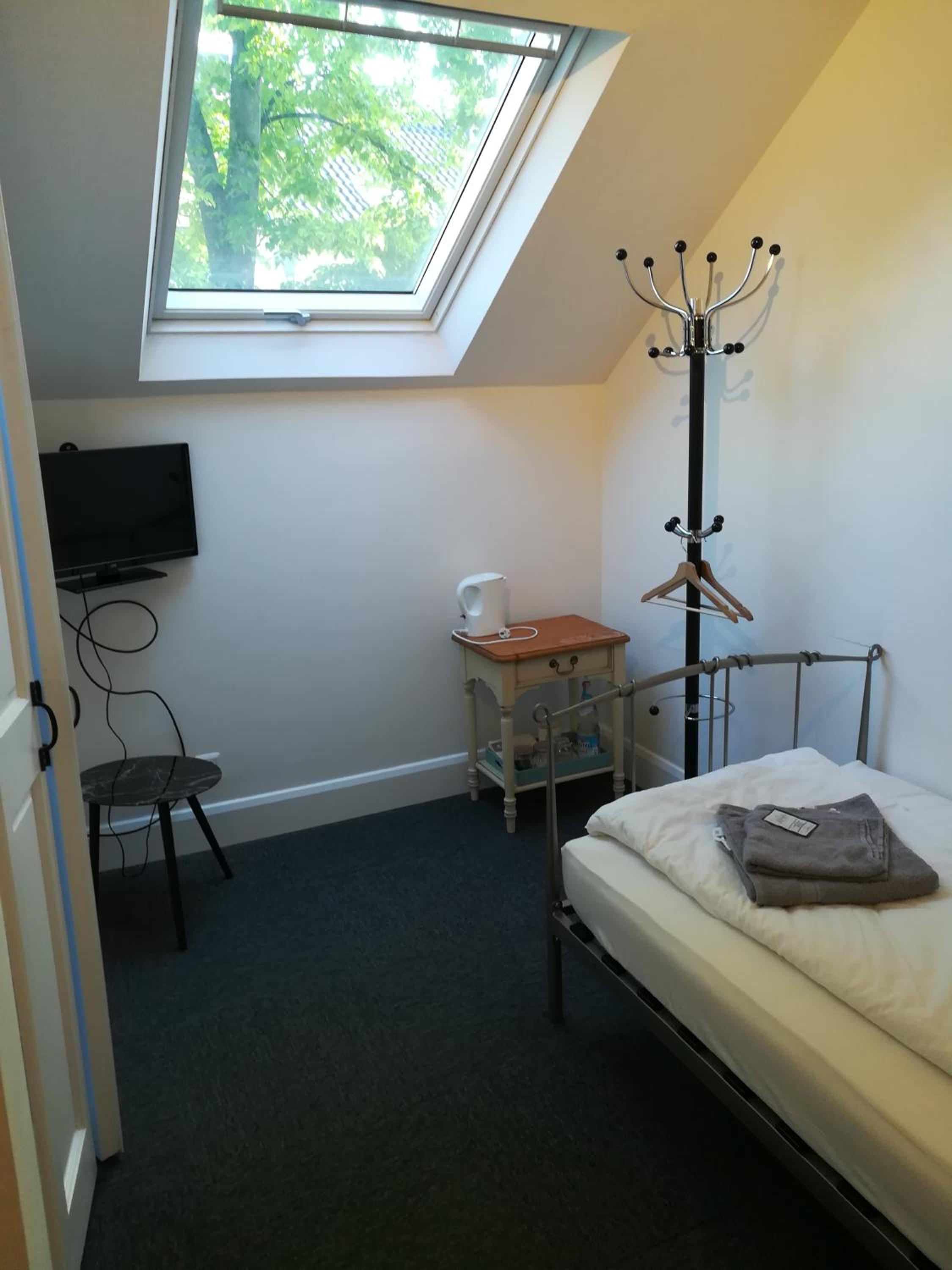 Twin Room with Shower - Photo 5