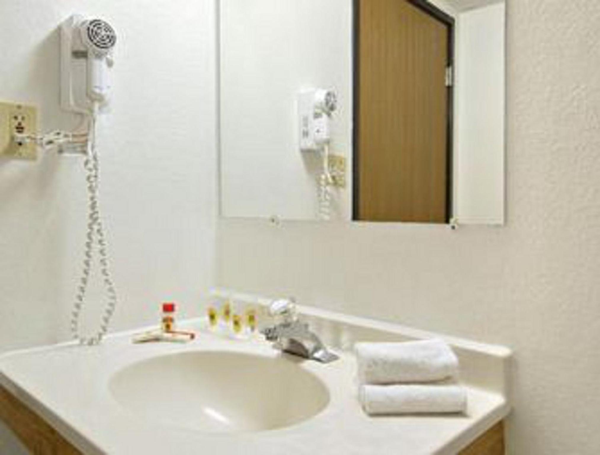 King Suite - Non-Smoking - Photo 6
