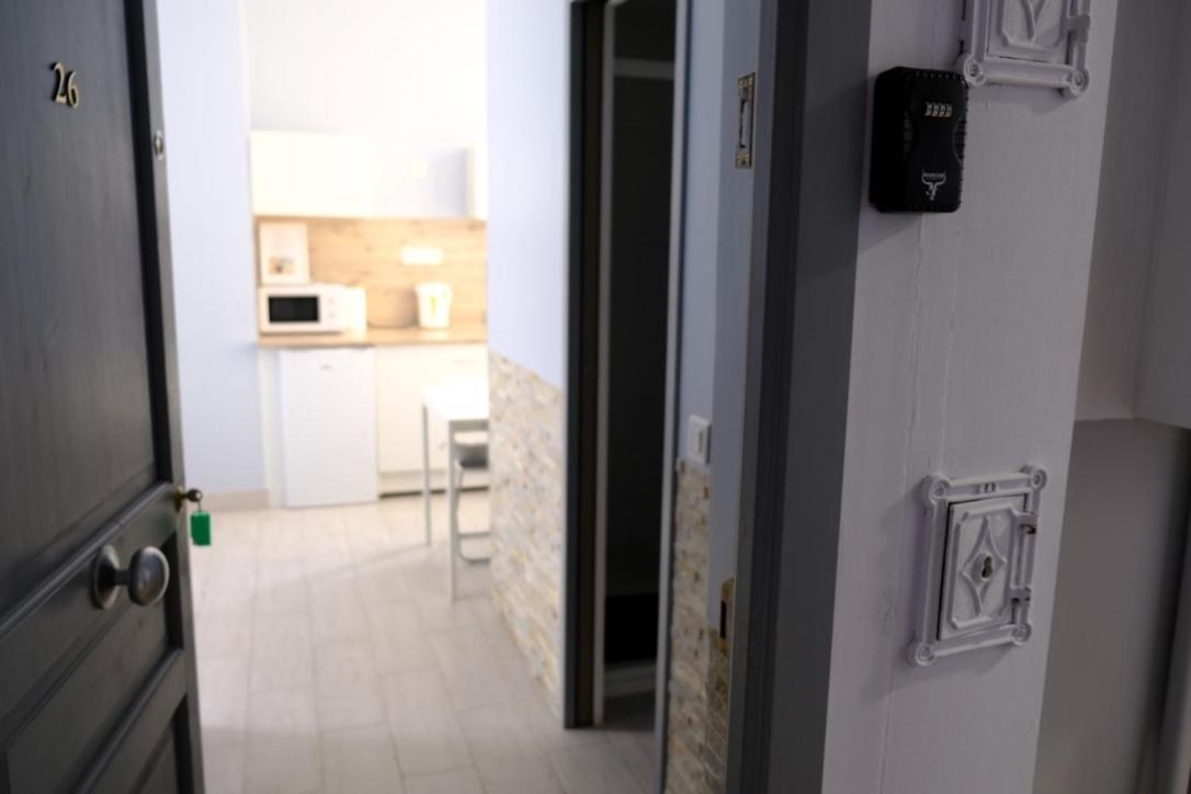 Studio Apartment thumbnail 6