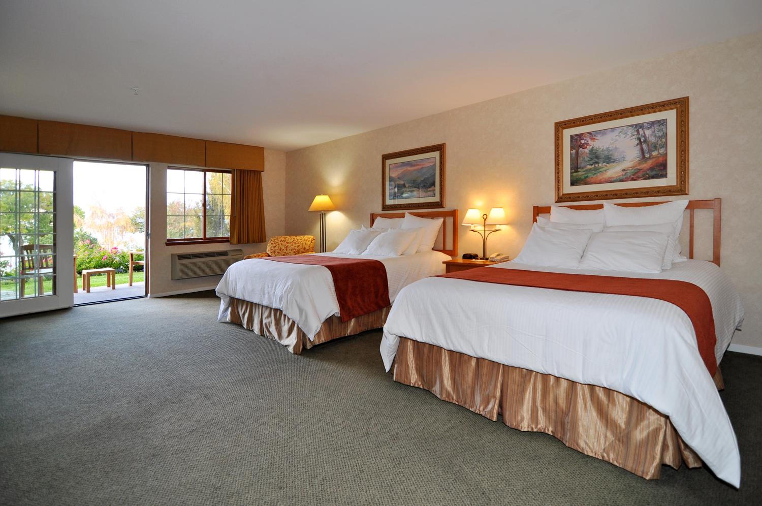 Deluxe Queen Room with Garden View photo 3