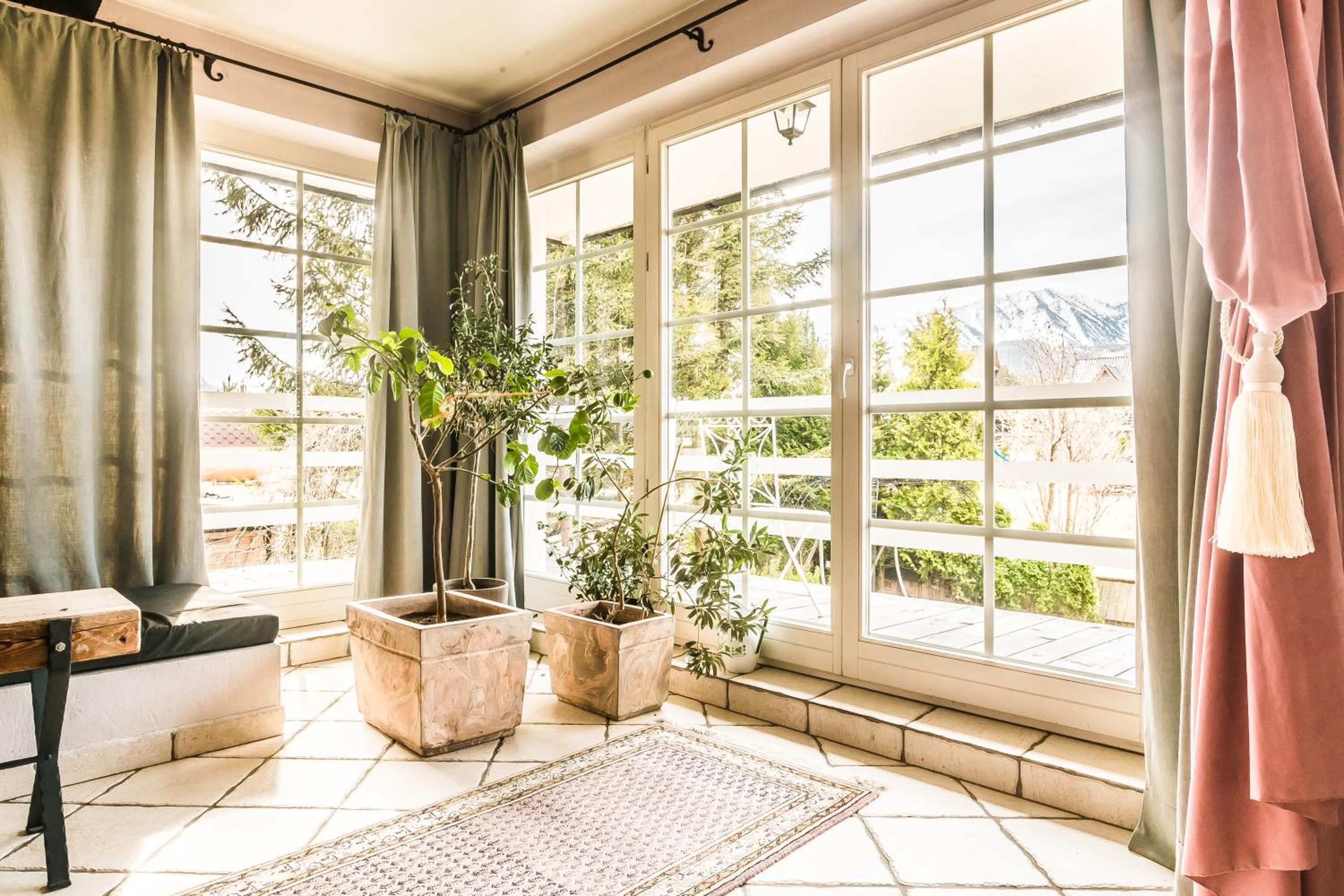 One-Bedroom Apartment with Balcony and Mountain View   photo 3