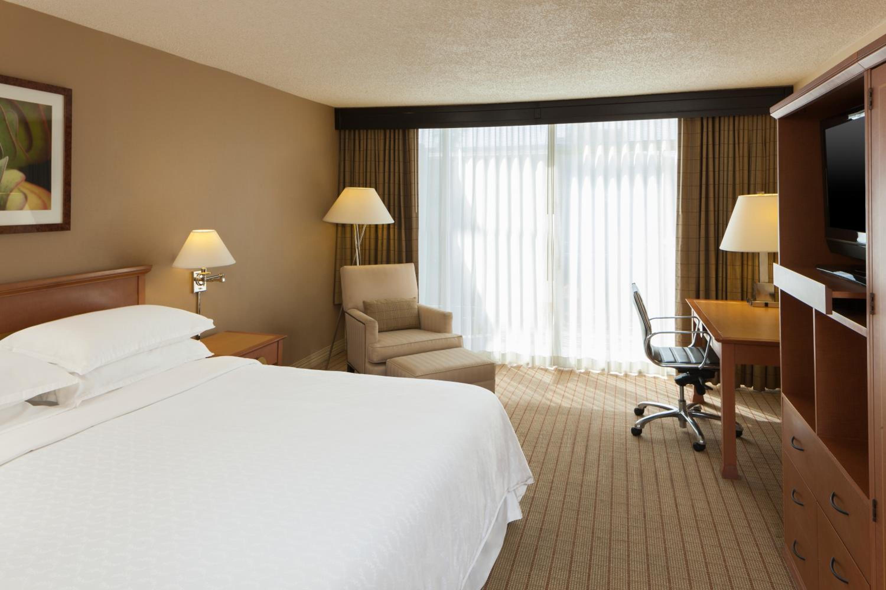 Club Level King Room, Pool View - Photo 1