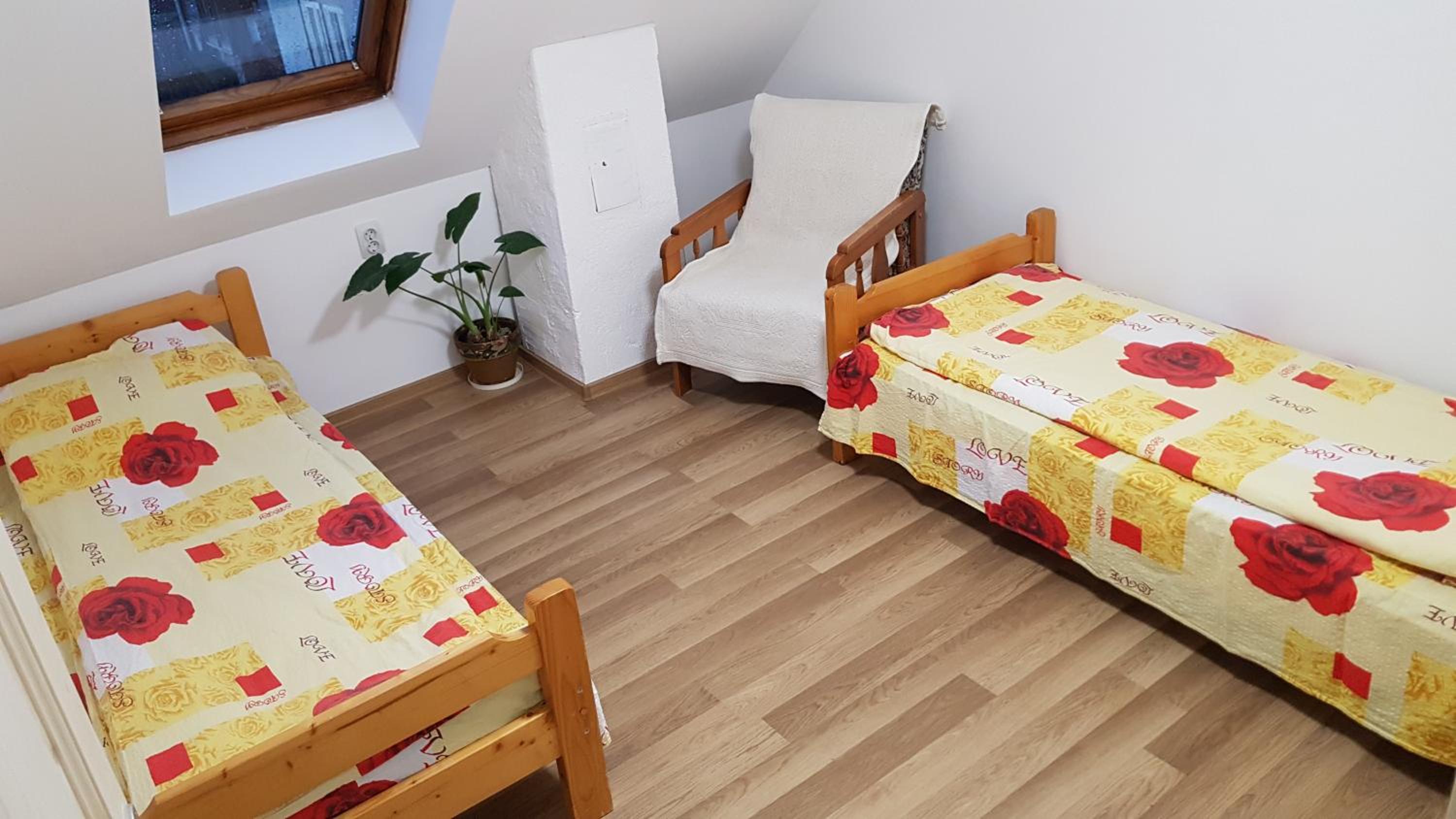 Small Twin Room - Photo 4