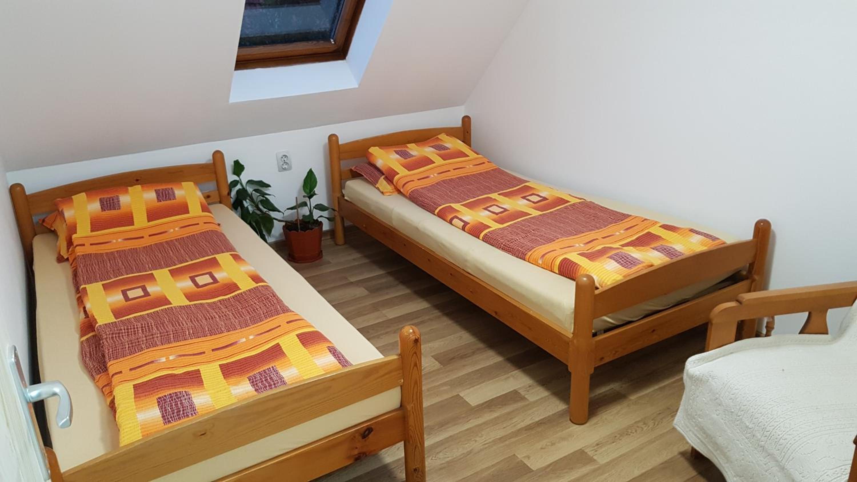 Small Twin Room - Photo 5