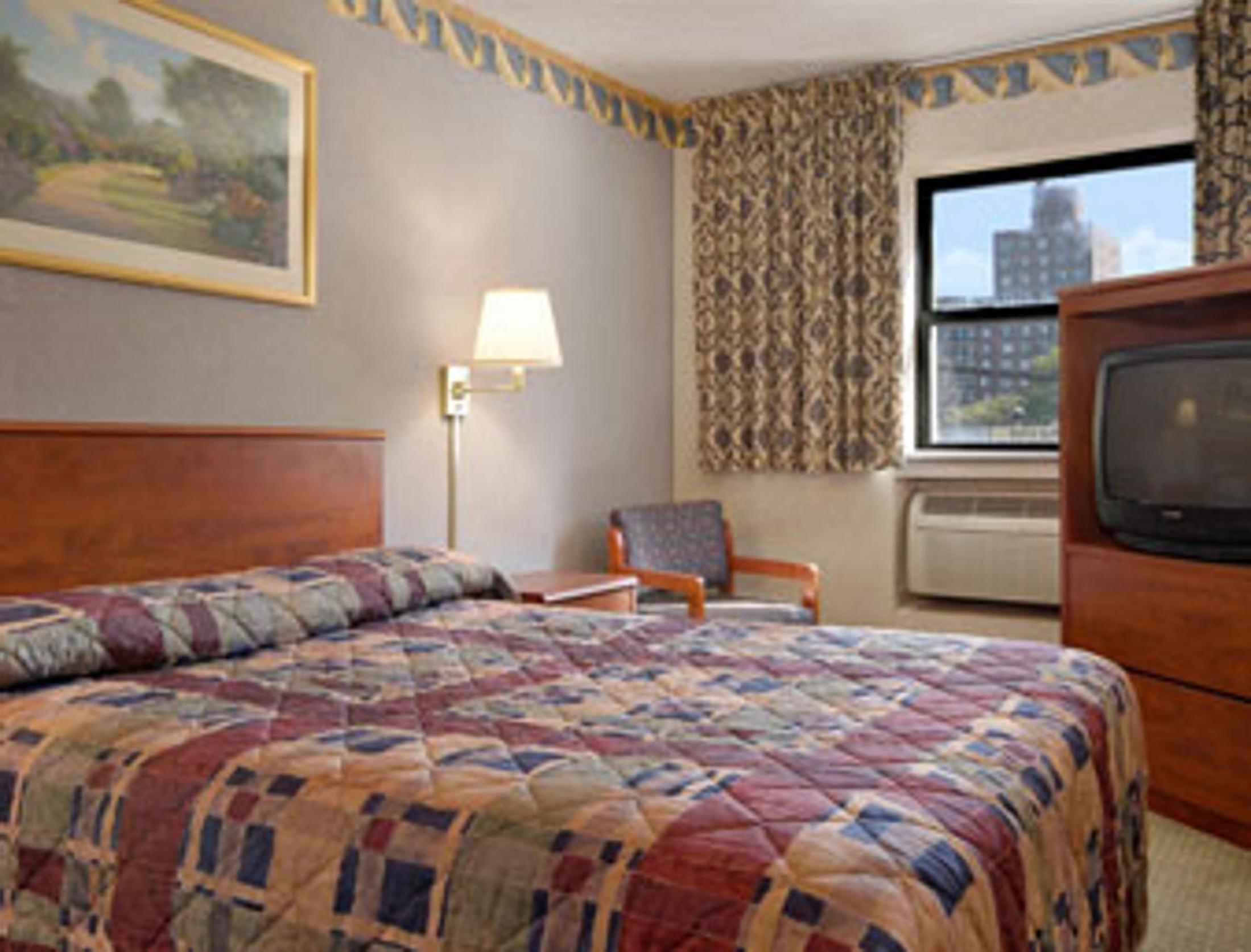 Queen Room - Non-Smoking - Photo 1