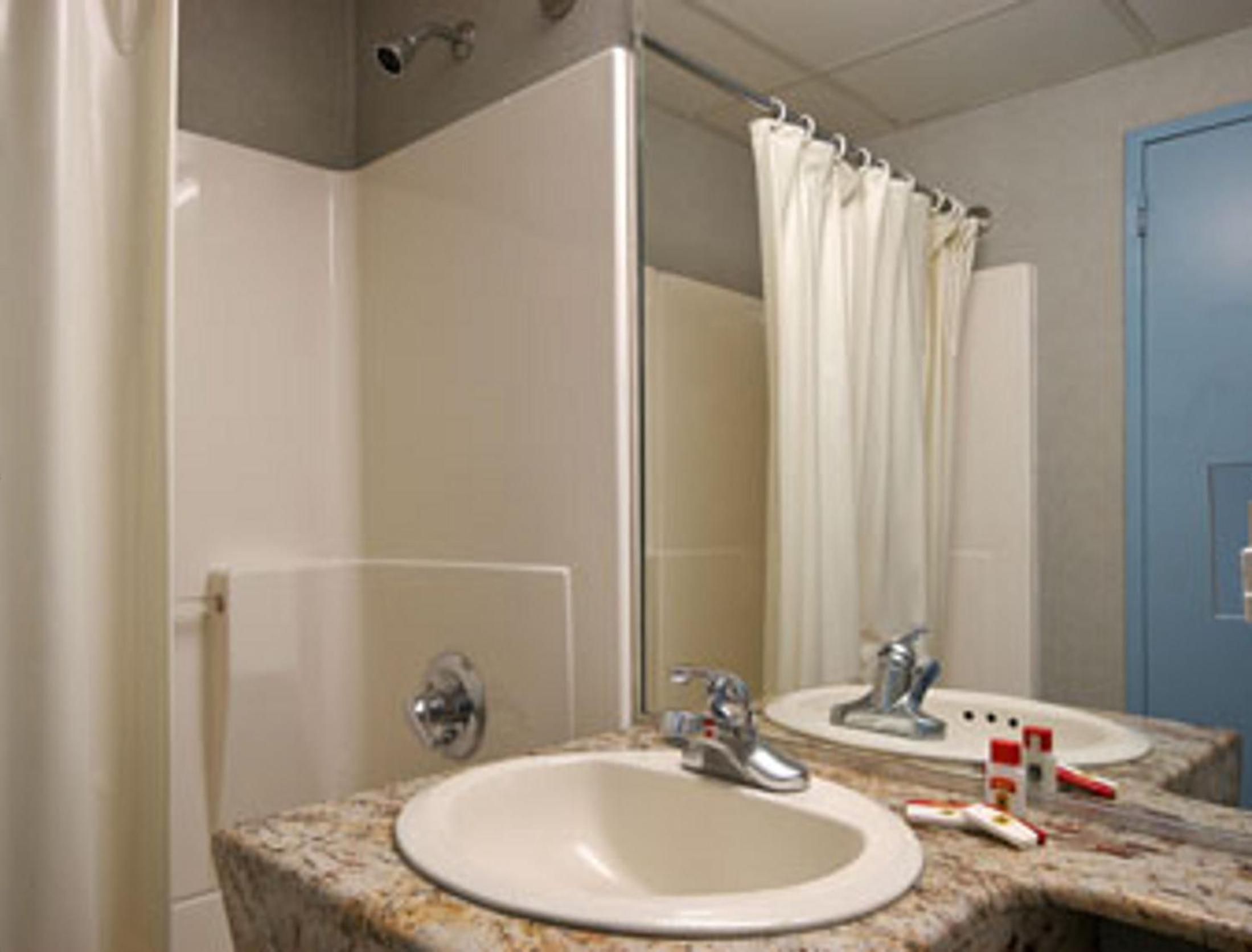 Queen Room - Non-Smoking - Photo 5