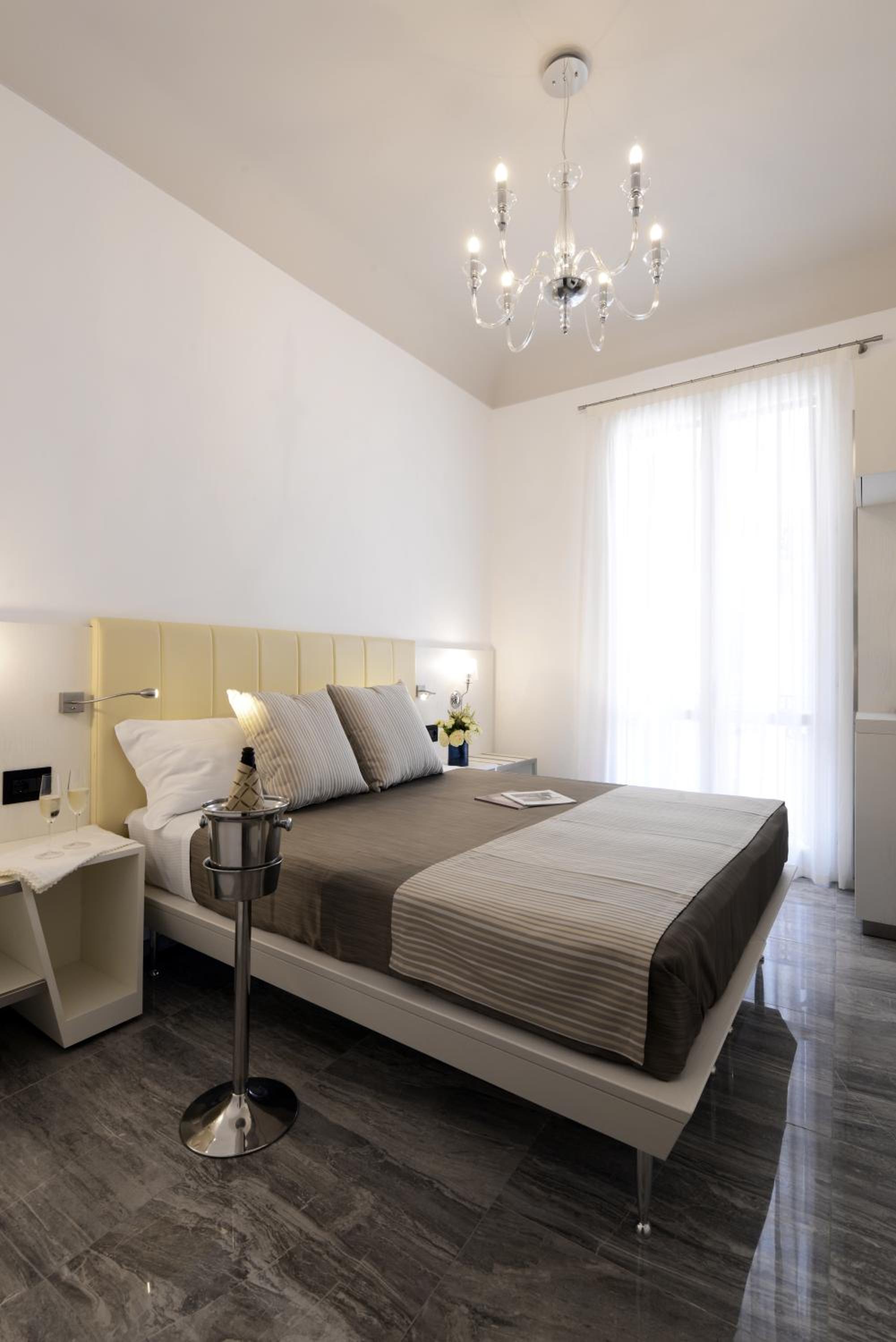 Classic Room, Multiple Beds, Non Smoking (Converts to 2 Twin Beds) thumbnail 5