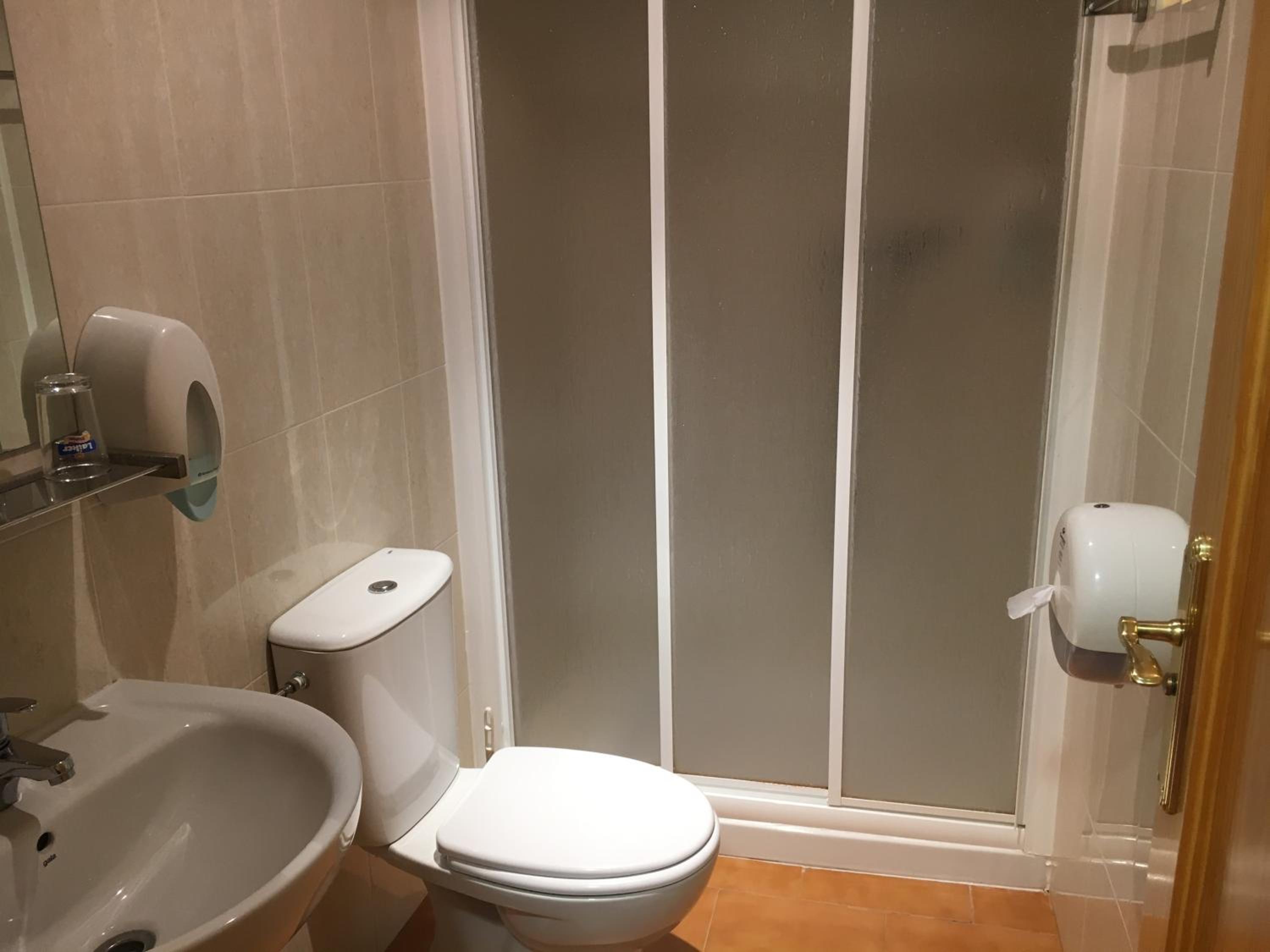 Twin Room - Photo 3