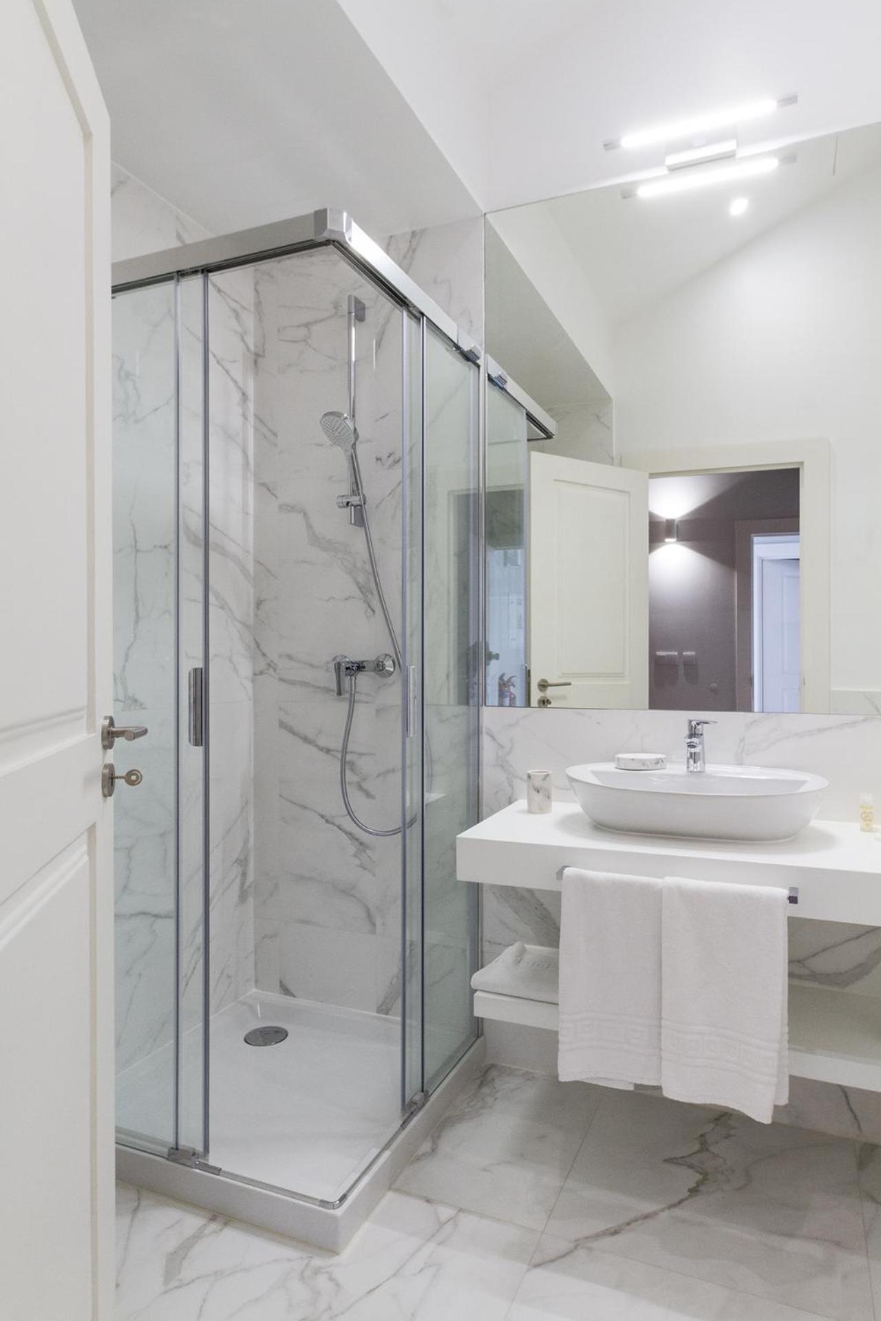 Deluxe Quadruple Room - Photo 4
