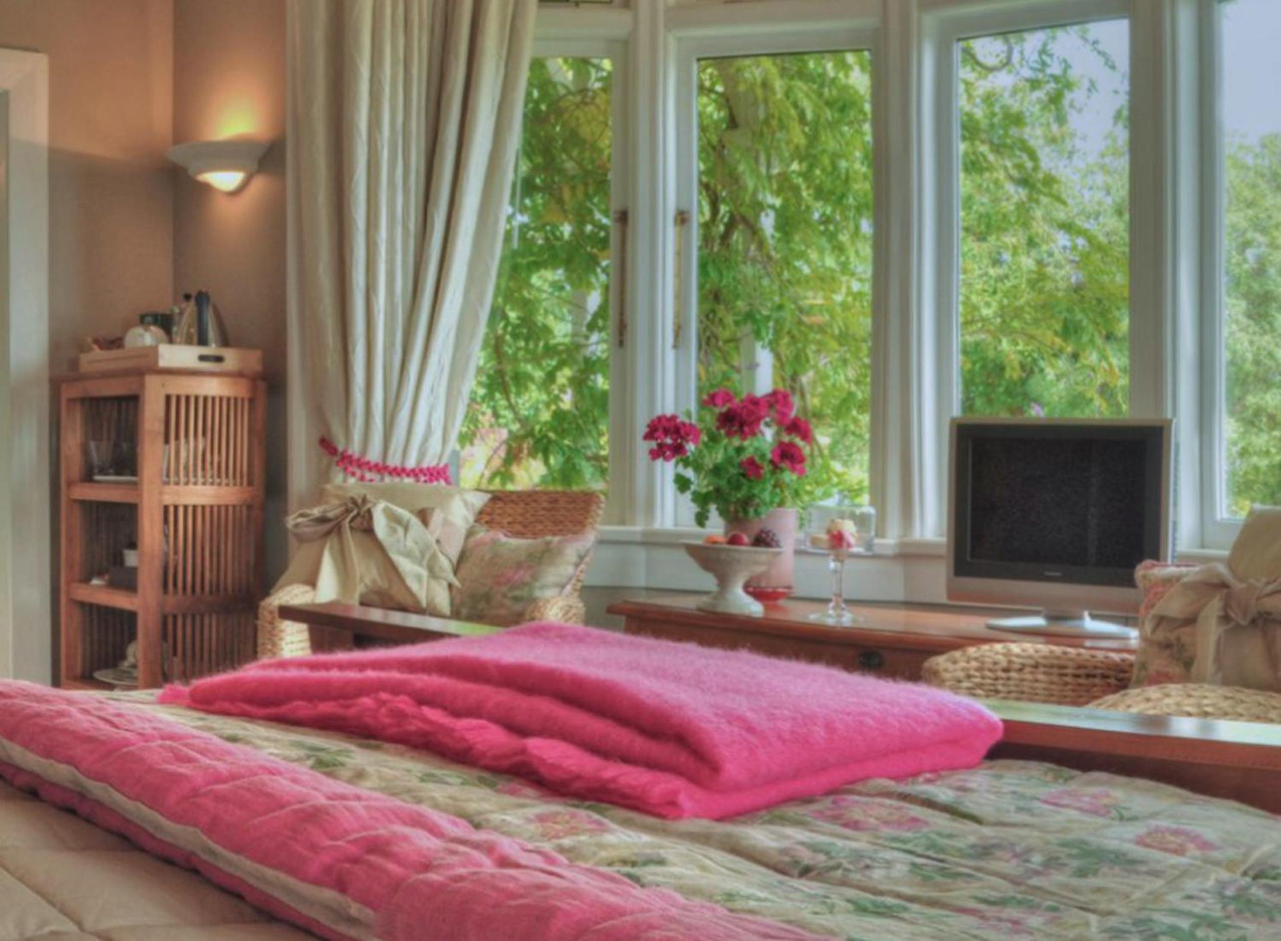 Queen Room with Garden View - Photo 5