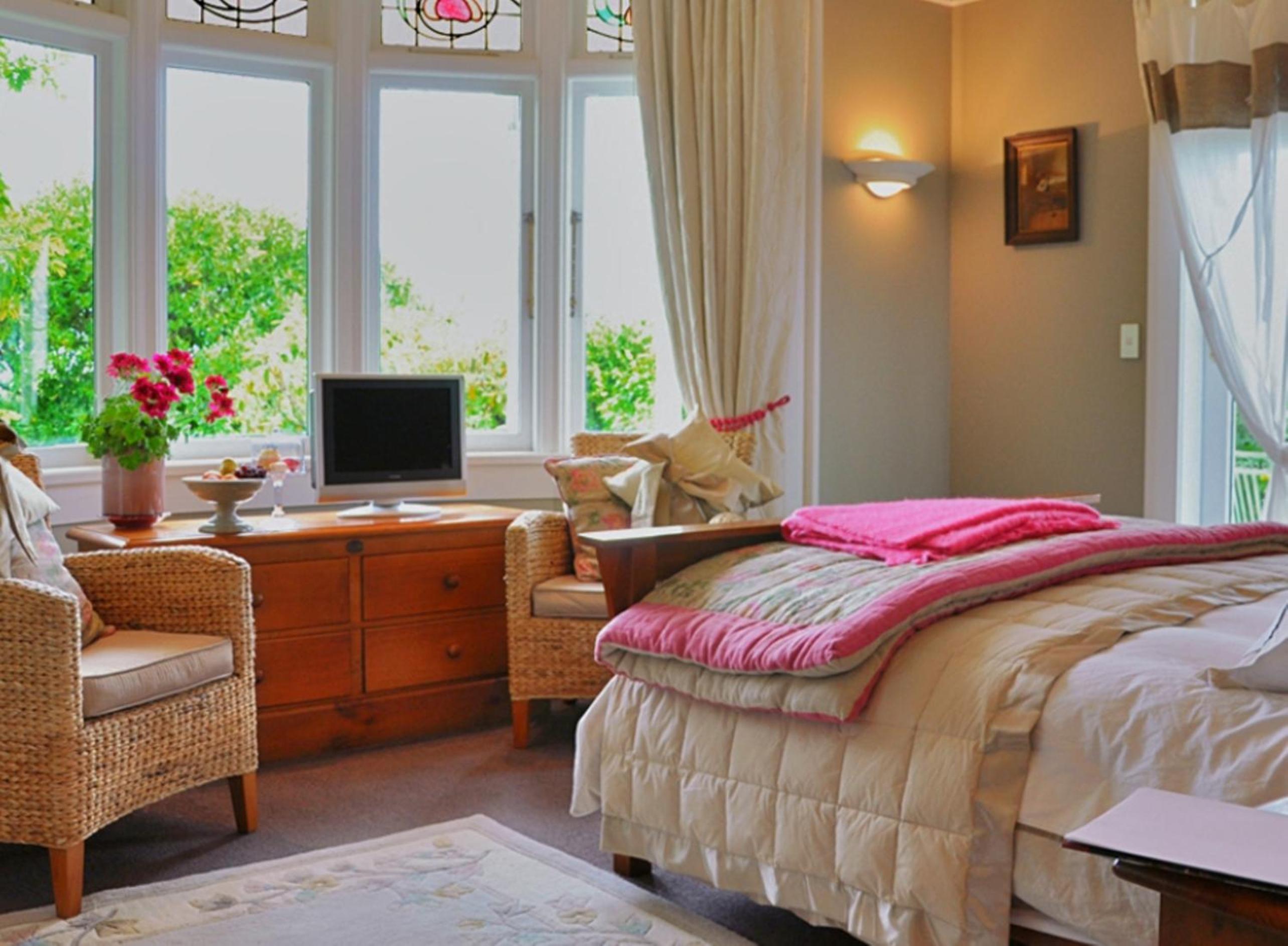 Queen Room with Garden View - Photo 6