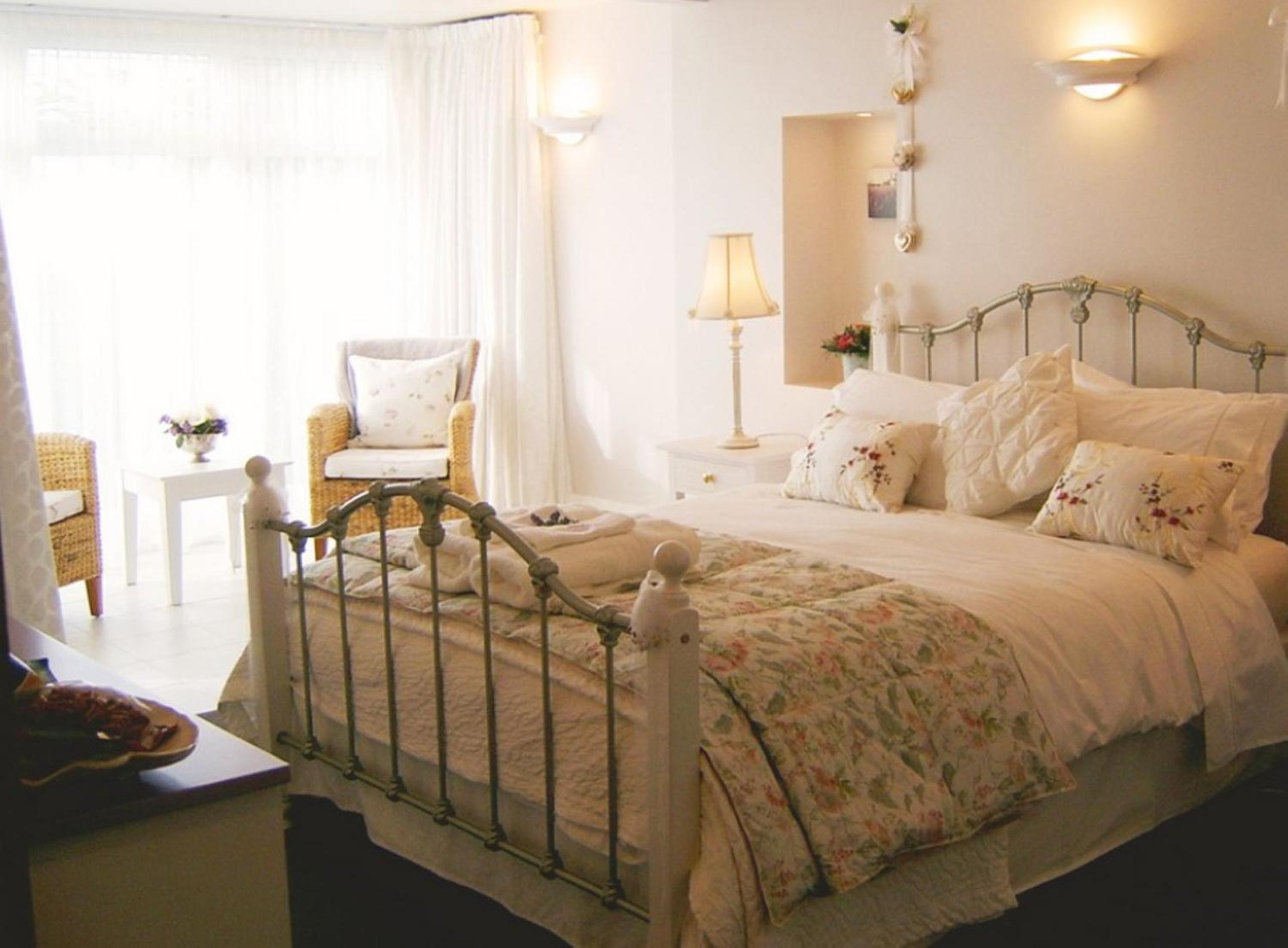 Queen Room with Private Patio - Photo 10