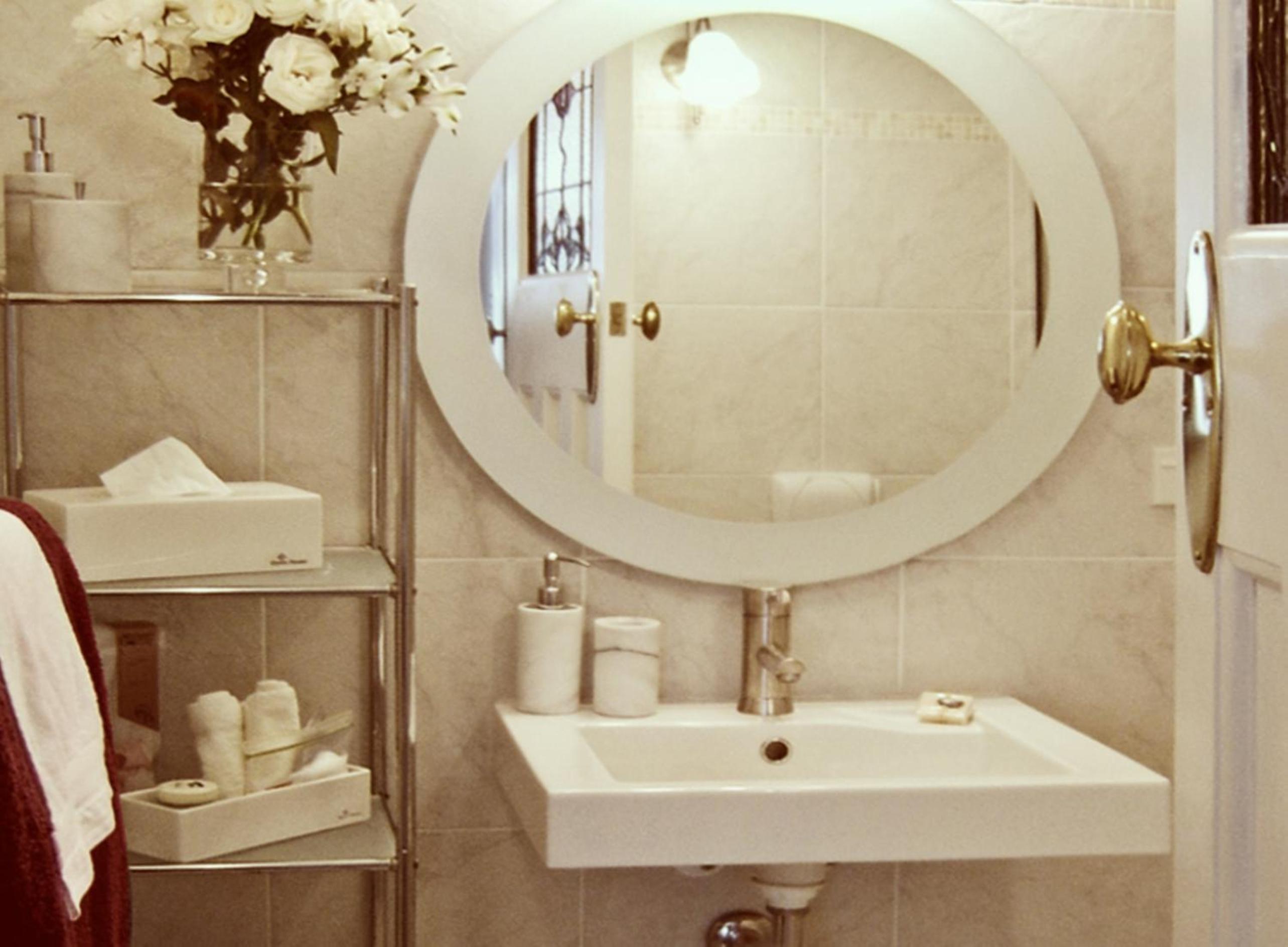 Queen Room with Private Patio - Photo 1