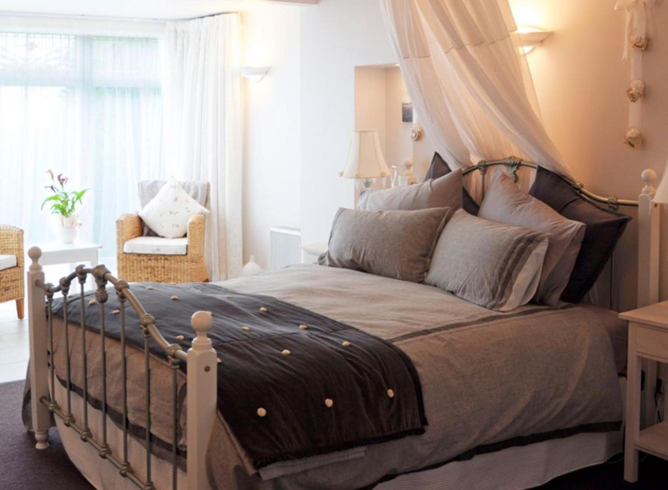 Queen Room with Private Patio - Photo 6