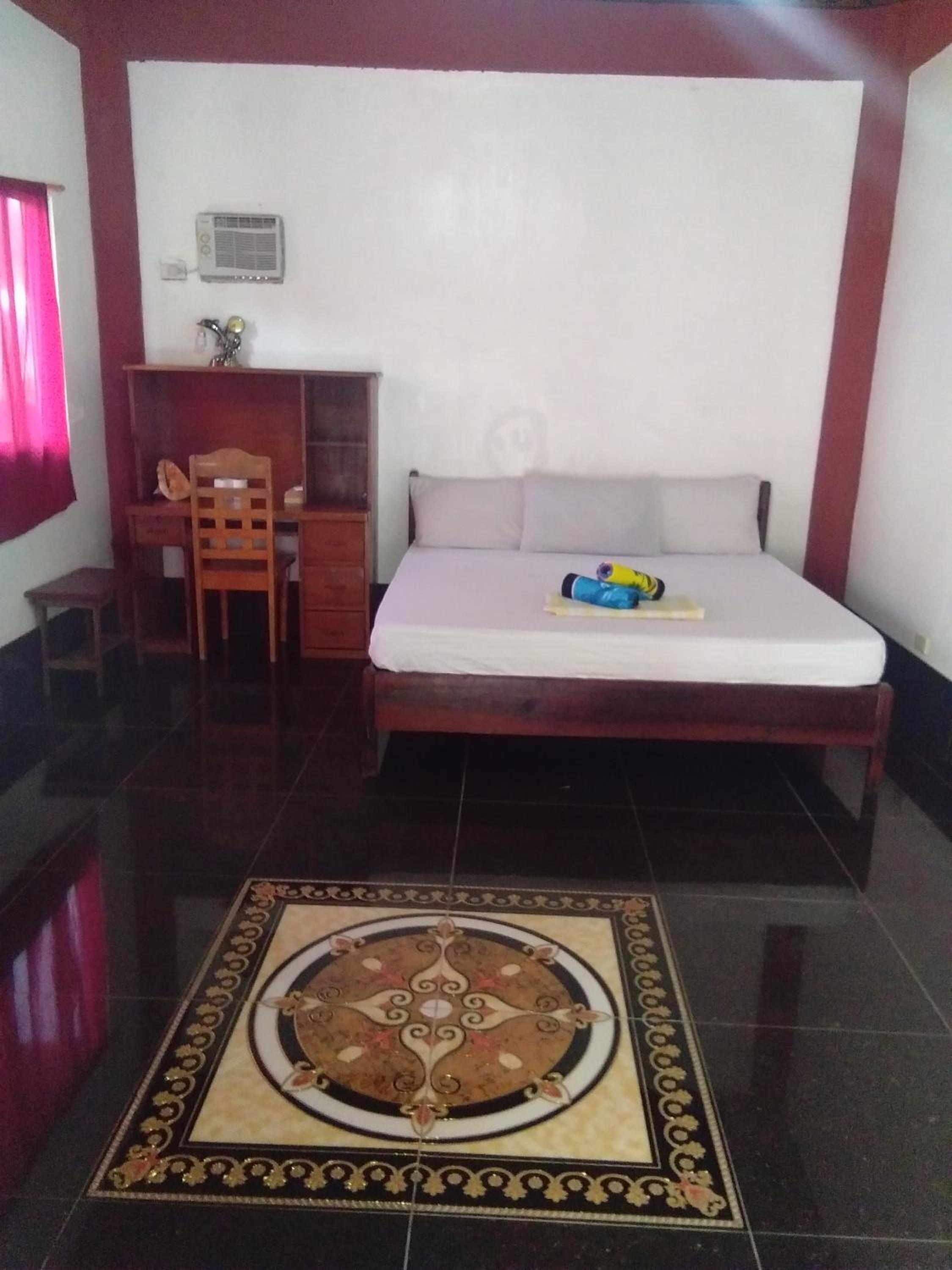 Budget Double Room - Photo 11