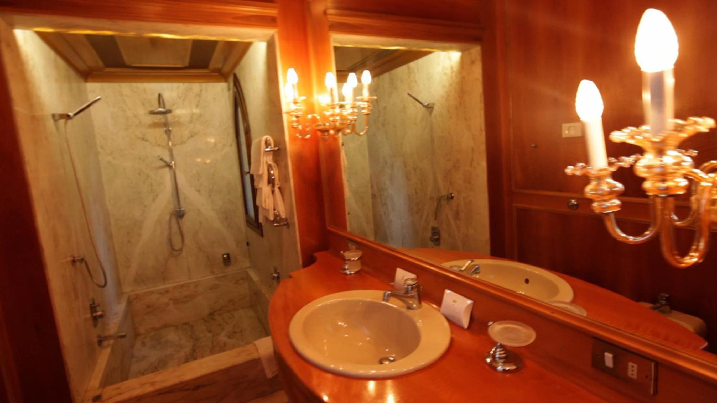 Suite - Photo 8