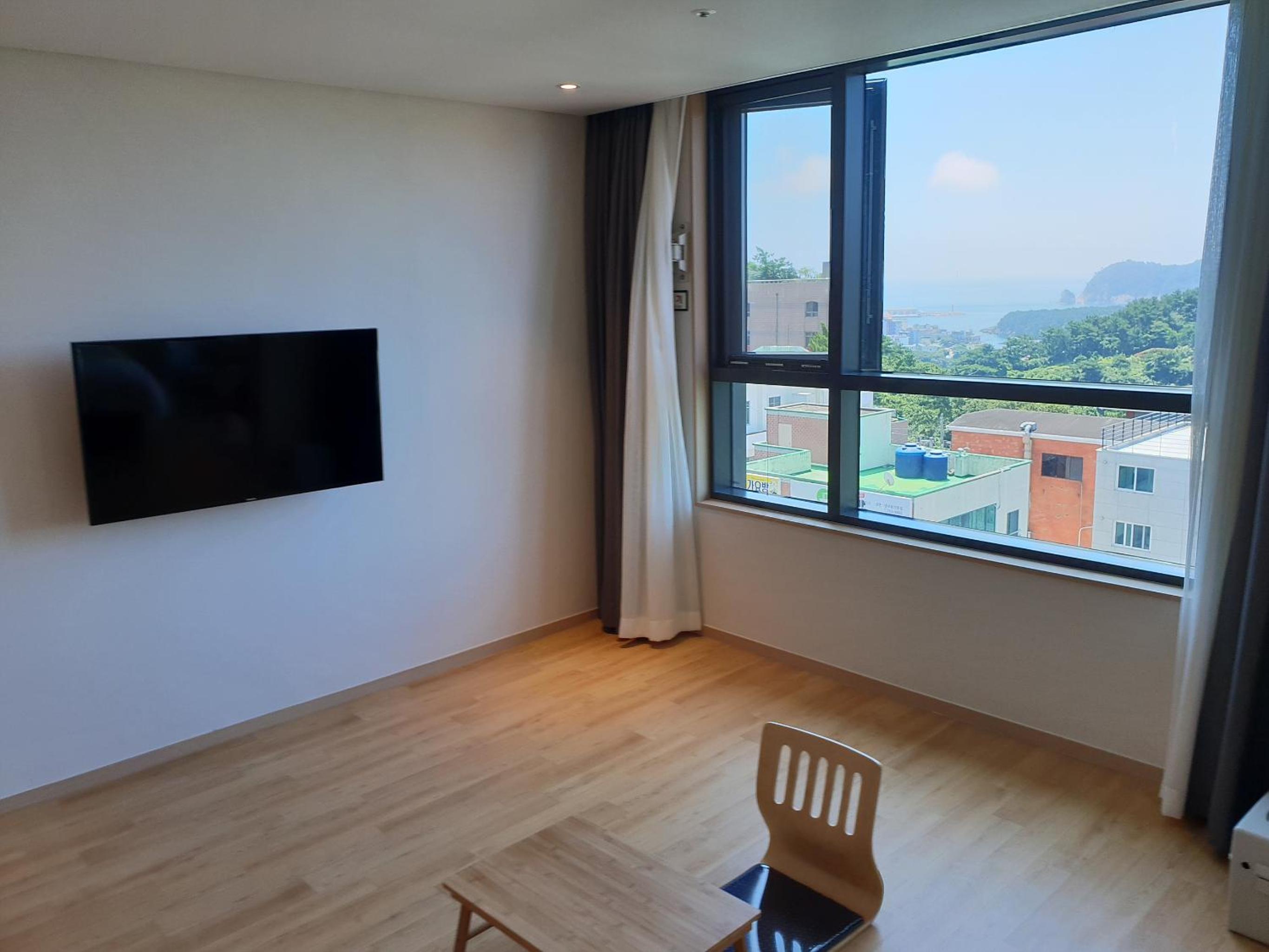 Korean-Style Family Room photo 3