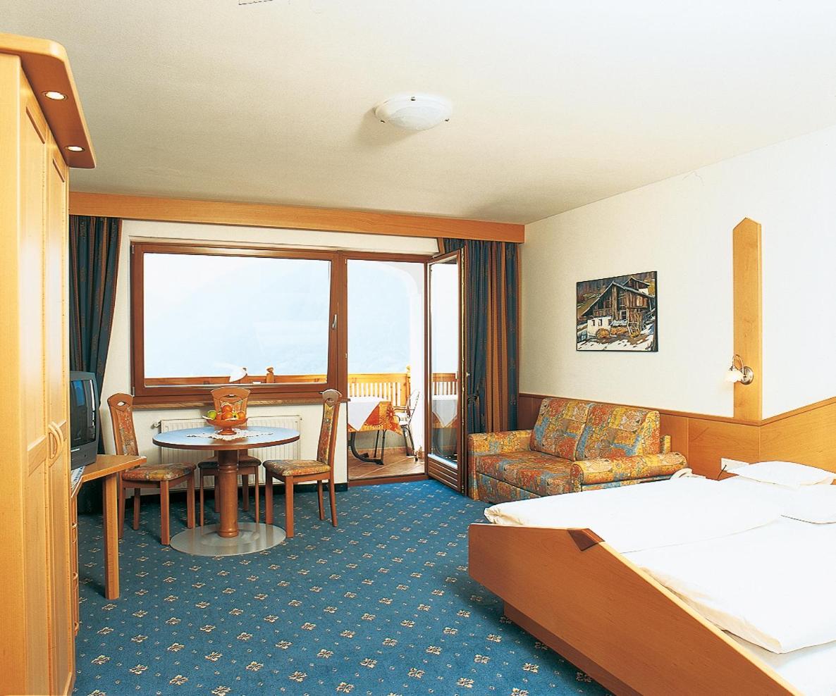 Deluxe Double Room with Balcony photo 3