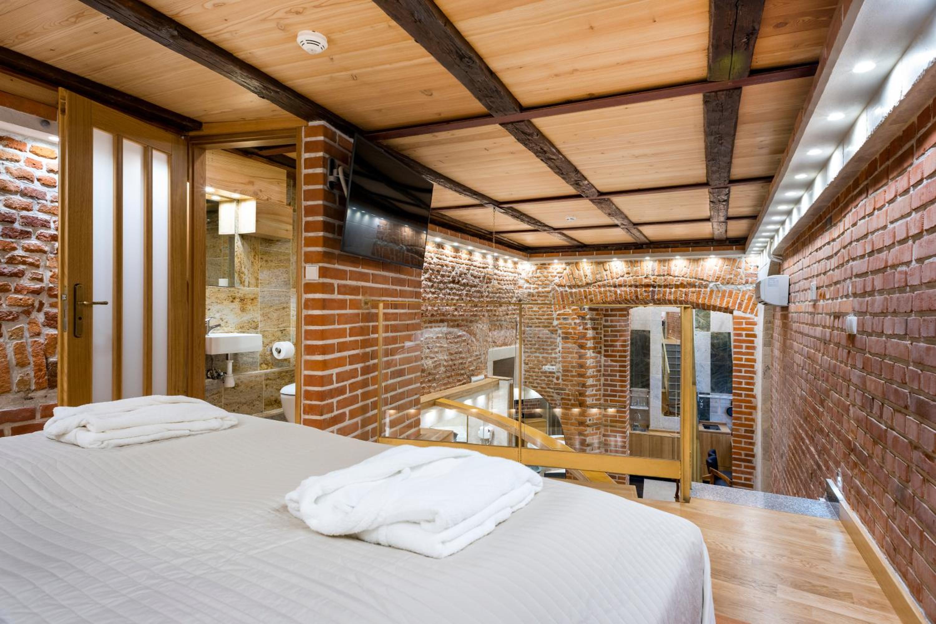 Suite - Photo 3