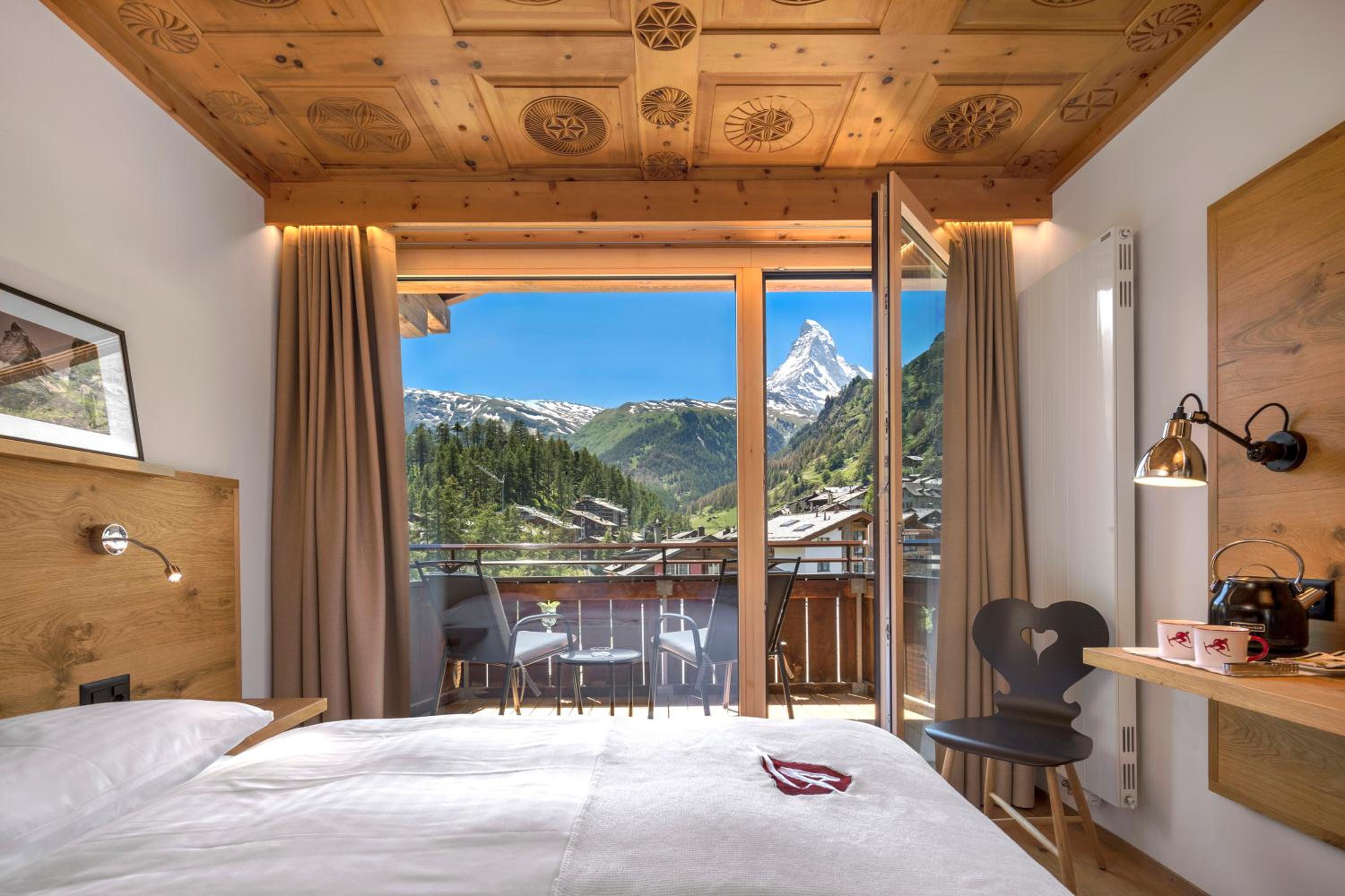 Deluxe Double Room with Matterhorn View - Photo 7