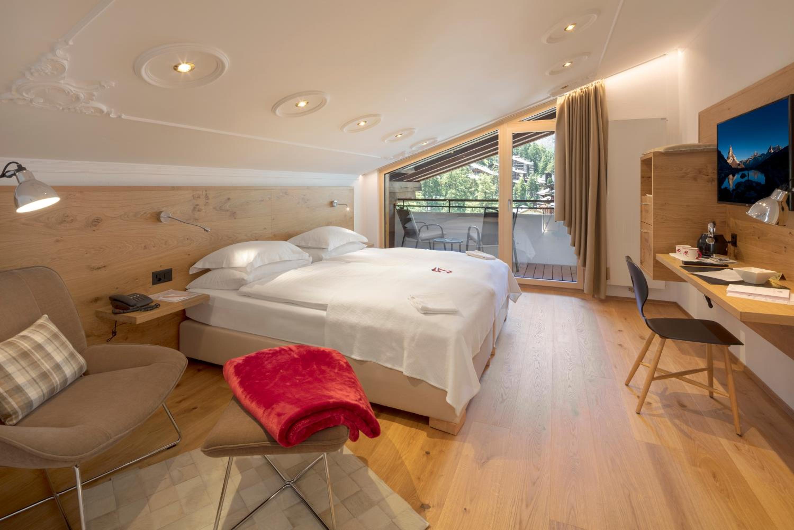 Deluxe Double Room with Matterhorn View - Photo 4