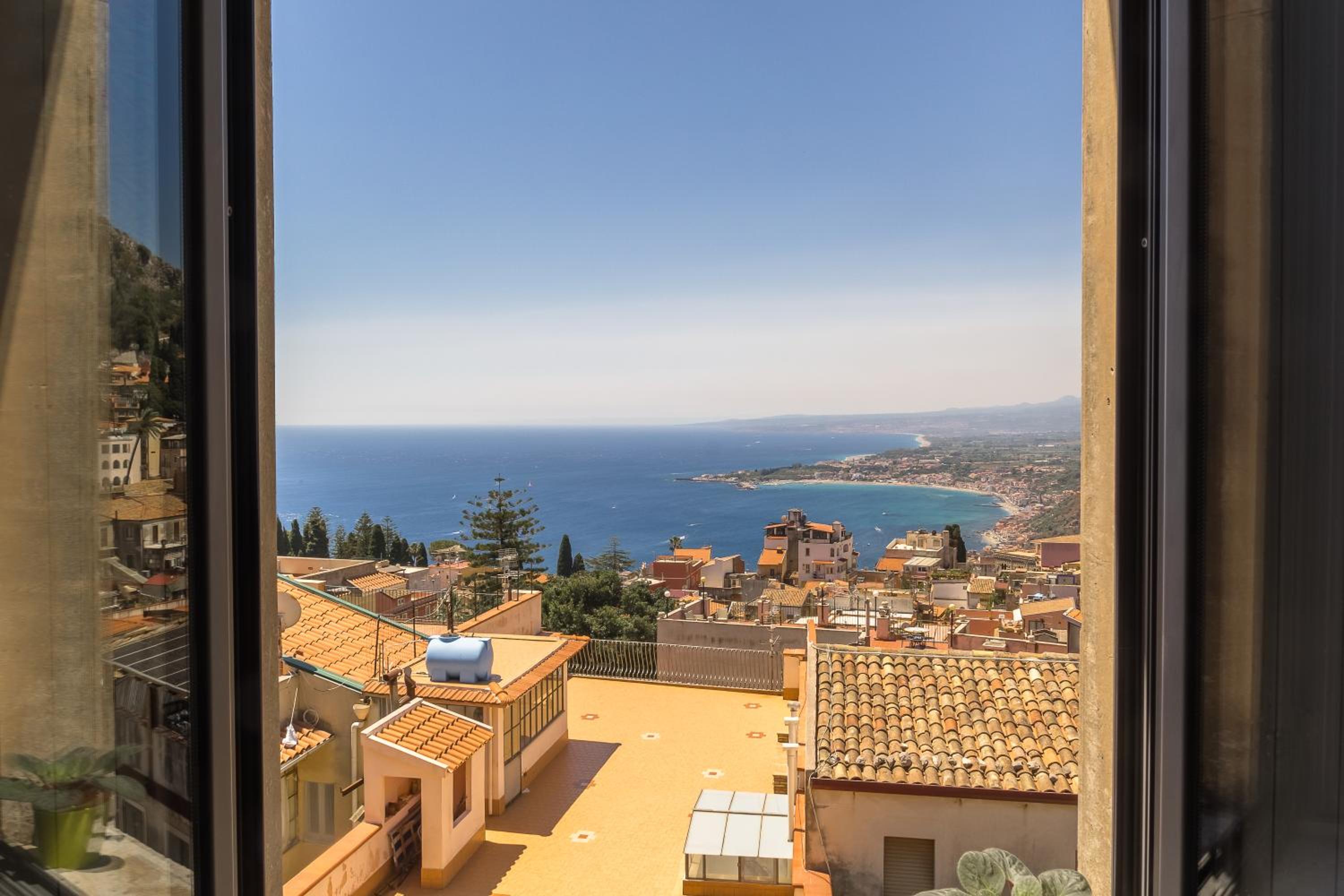 Apartment with Sea View - Photo 6
