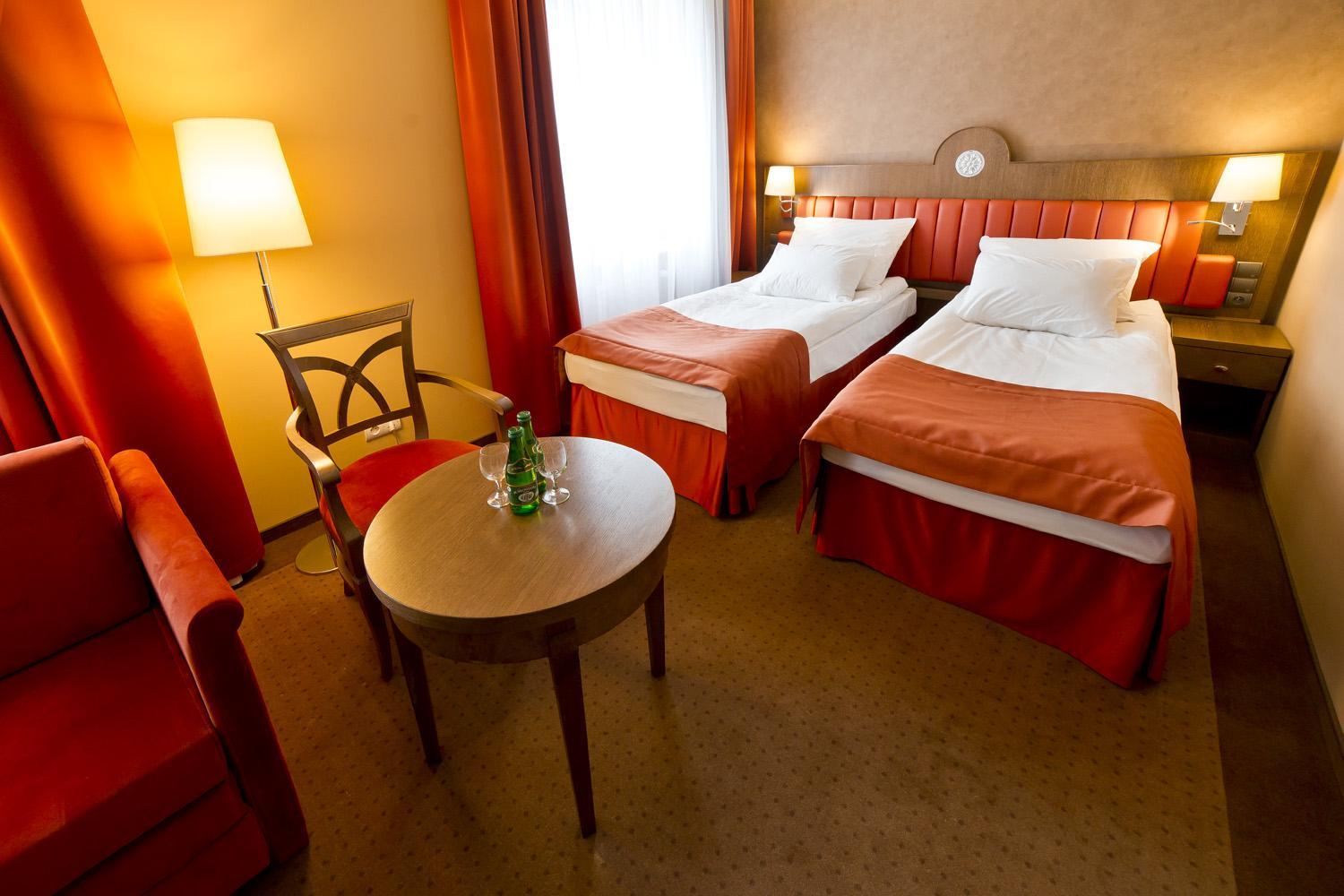 Twin Room with Sofa Bed - Non-Smoking photo 2