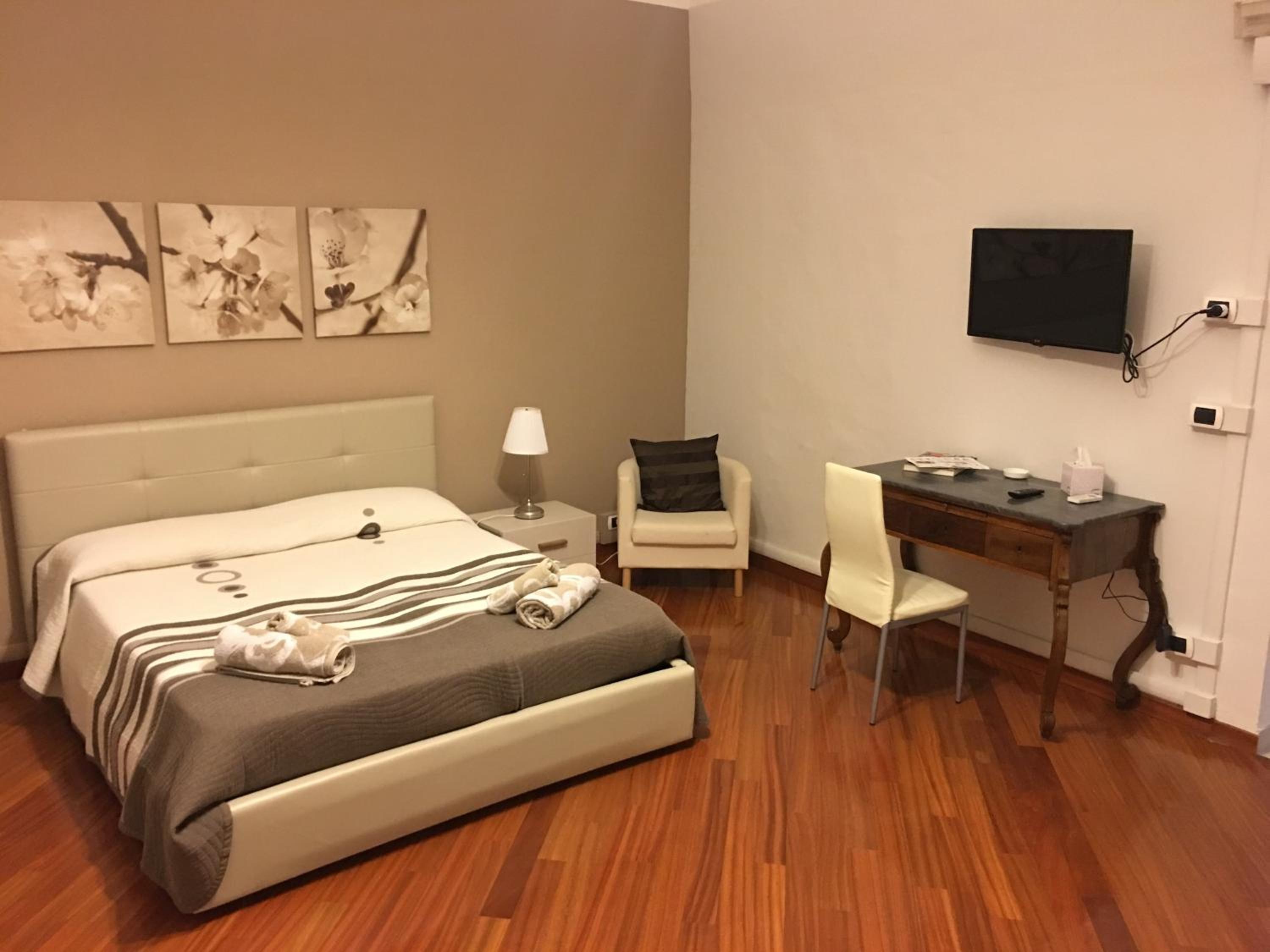 Quadruple Room with Private Bathroom - Photo 9