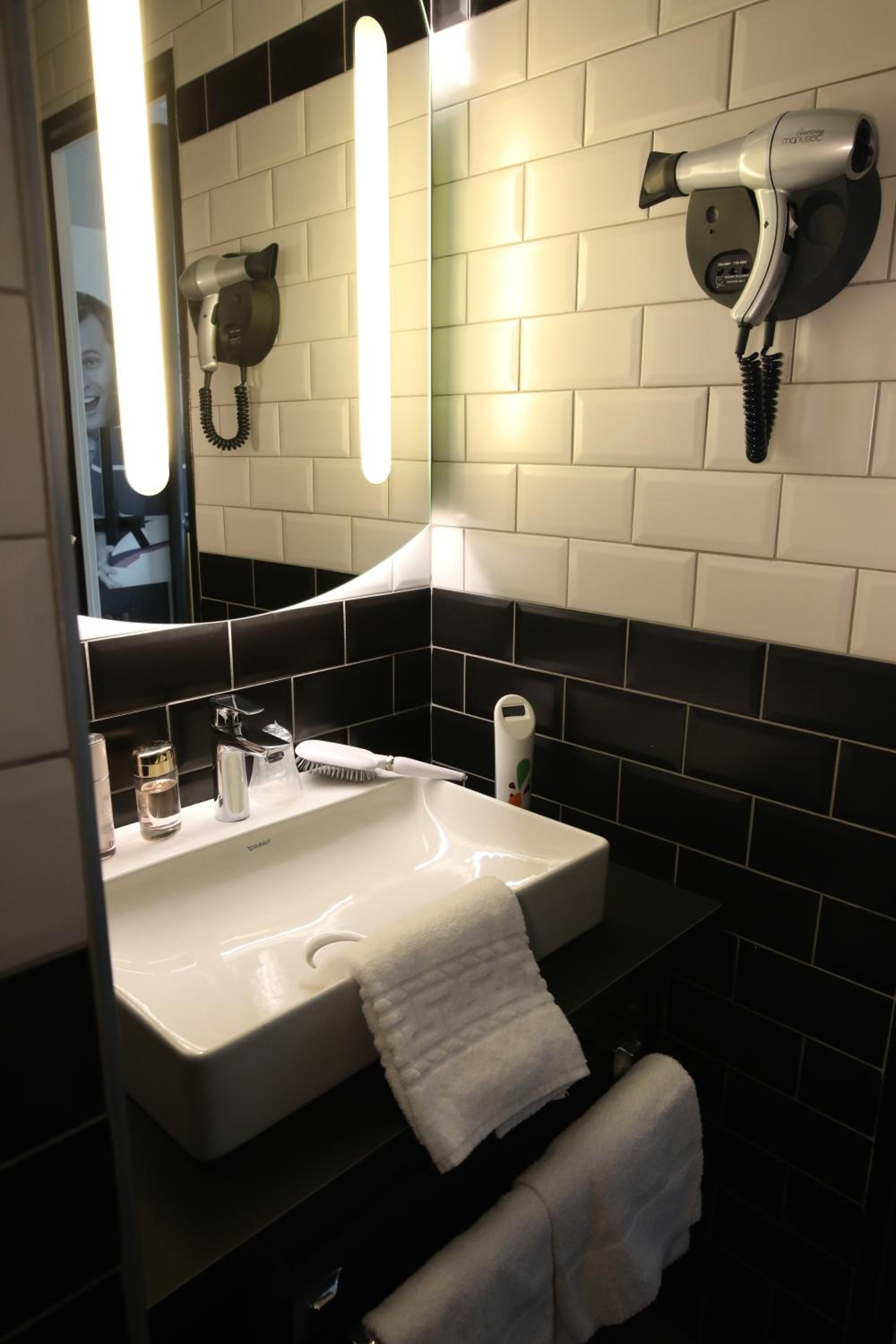 Standard Double Room - Photo 12