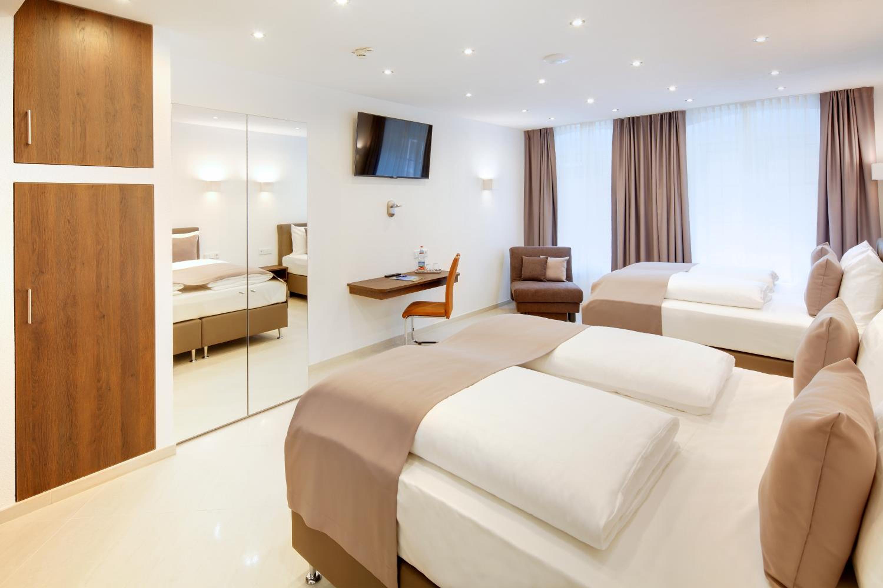 Quadruple Room - Photo 7