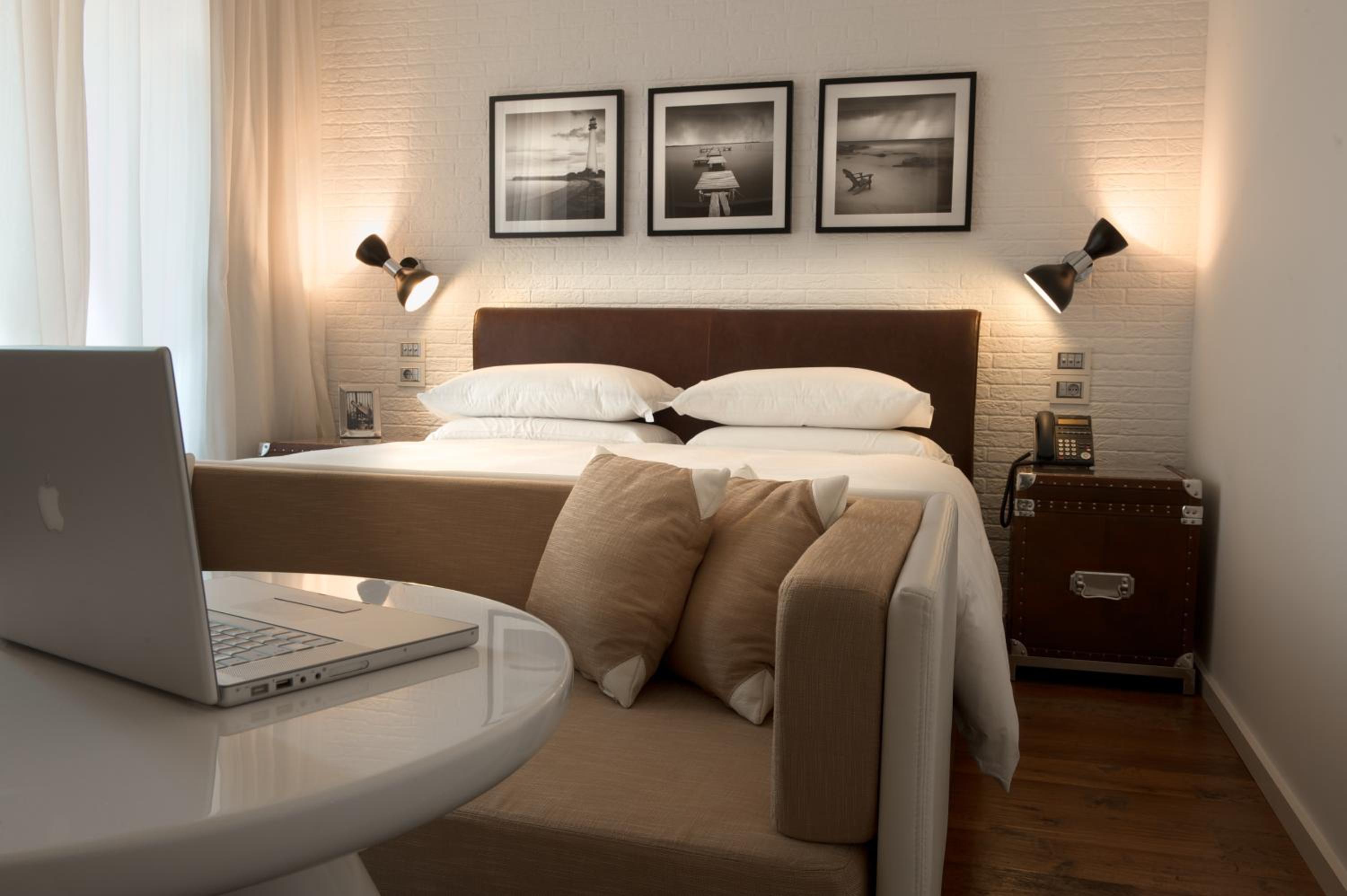 Deluxe Double Room - Photo 9