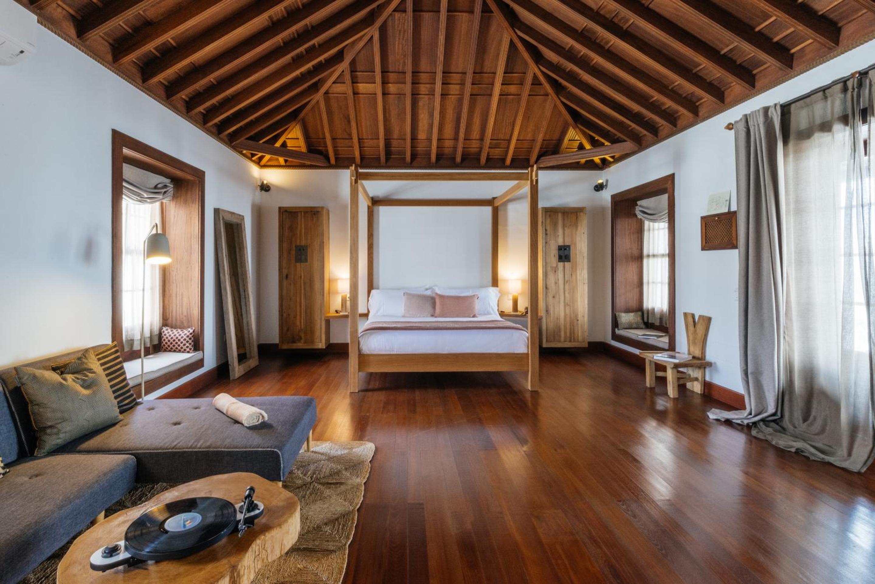 Deluxe Queen Suite