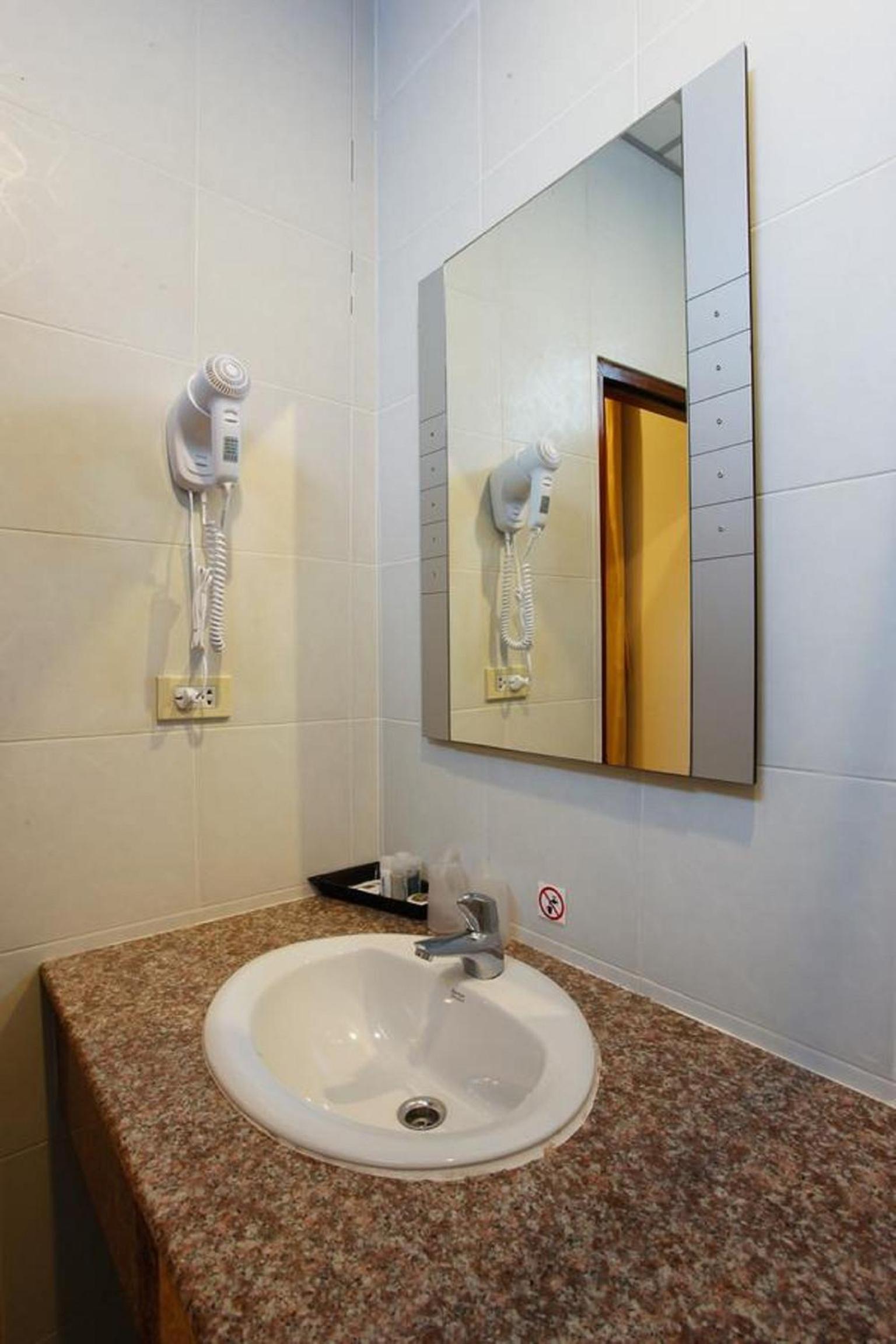 Standard Double Room - Photo 8